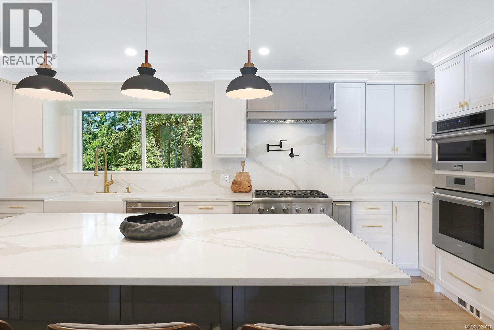 177 Sunningdale Rd E, Qualicum Beach