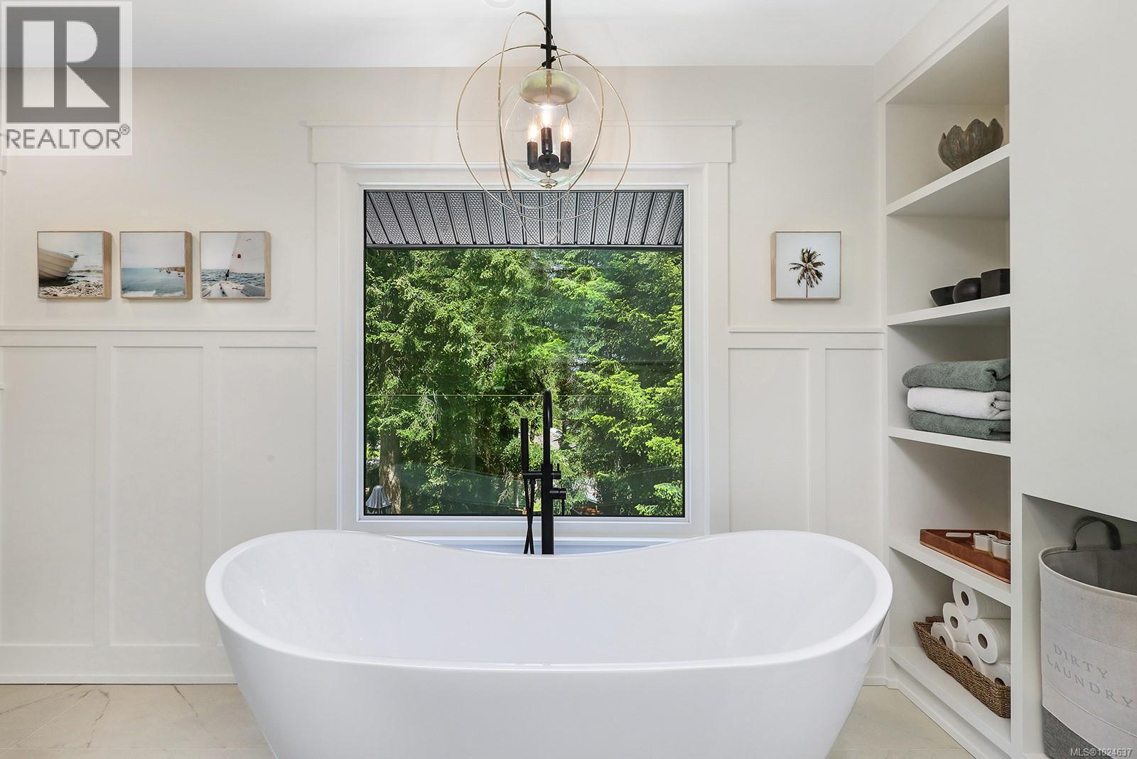 177 Sunningdale Rd E, Qualicum Beach