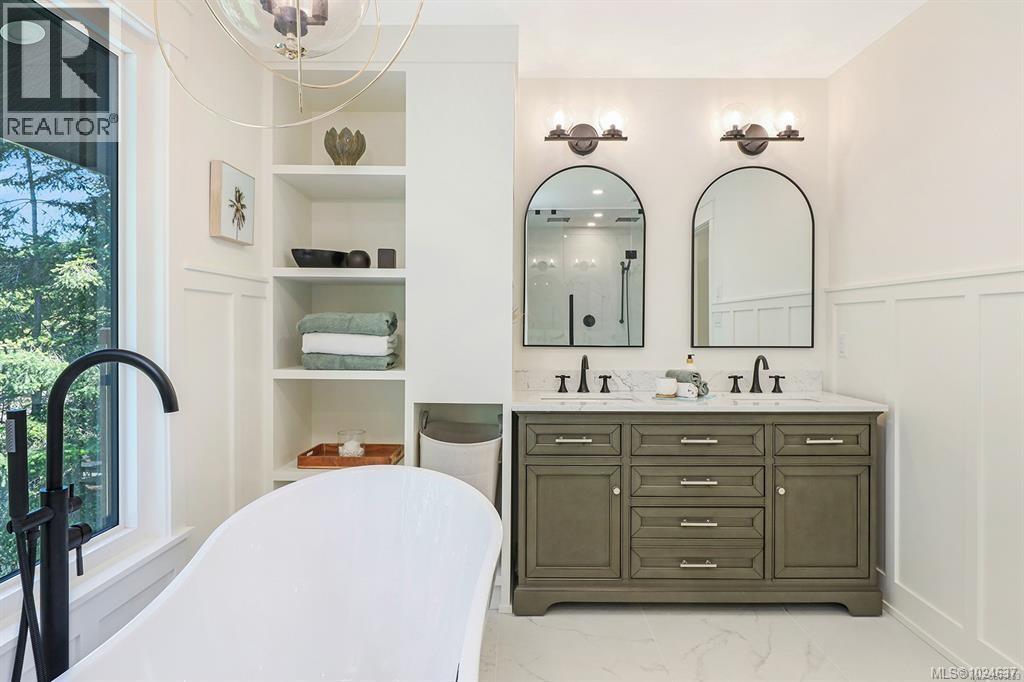 177 Sunningdale Rd E, Qualicum Beach