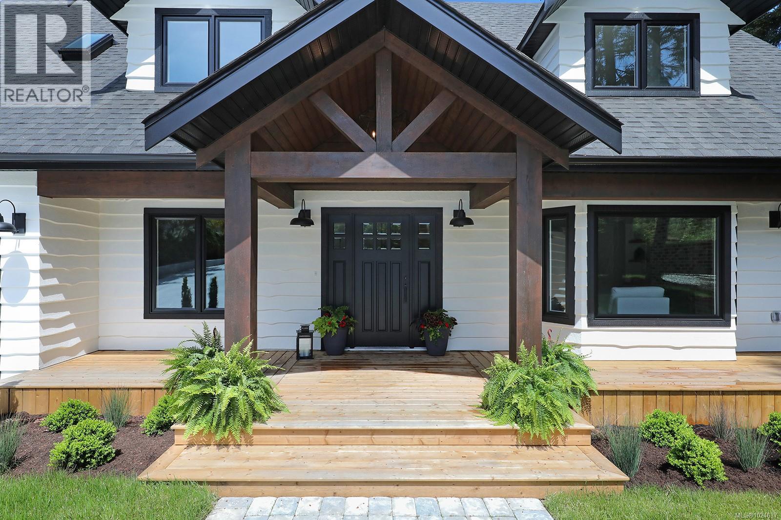 177 Sunningdale Rd E, Qualicum Beach