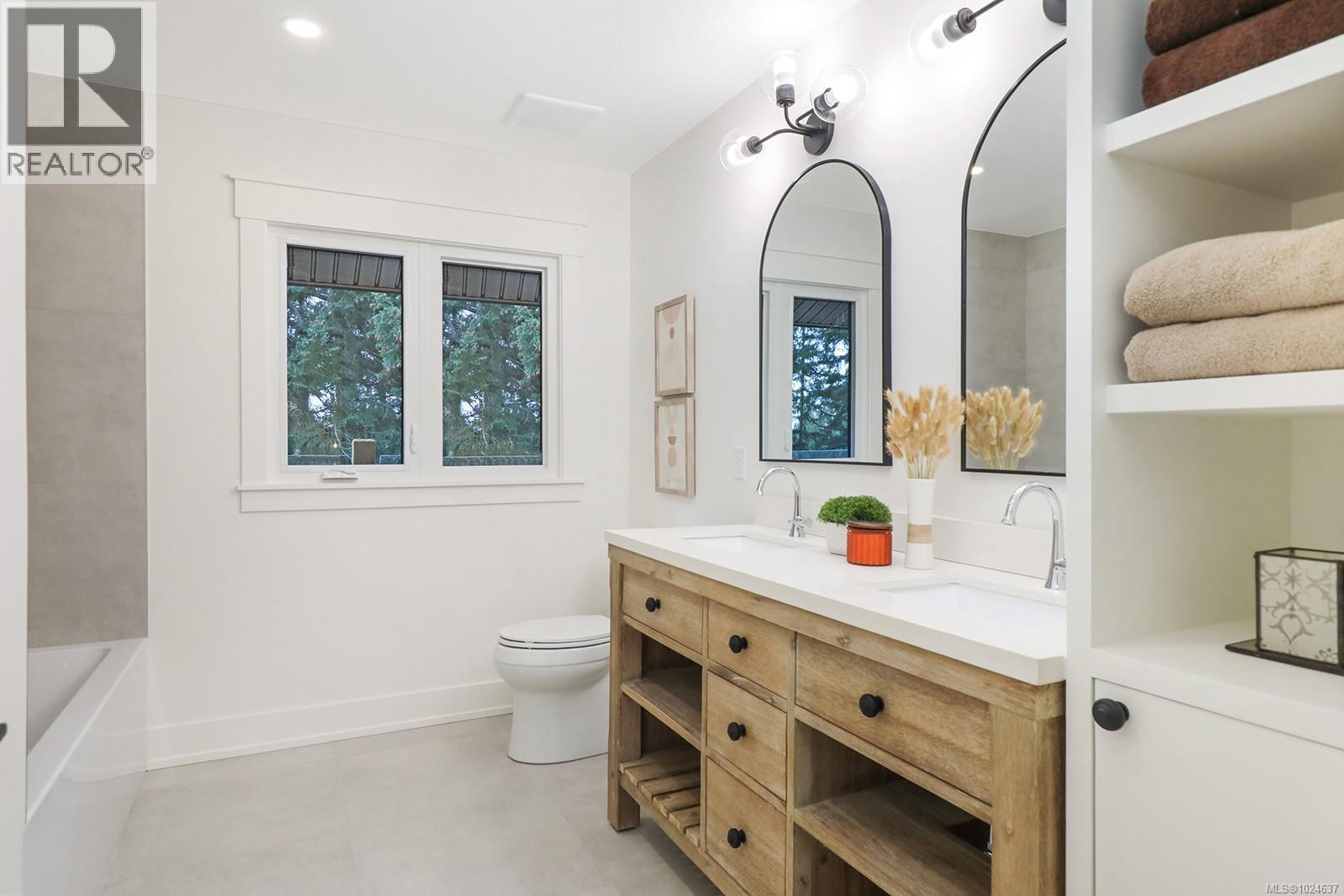 177 Sunningdale Rd E, Qualicum Beach