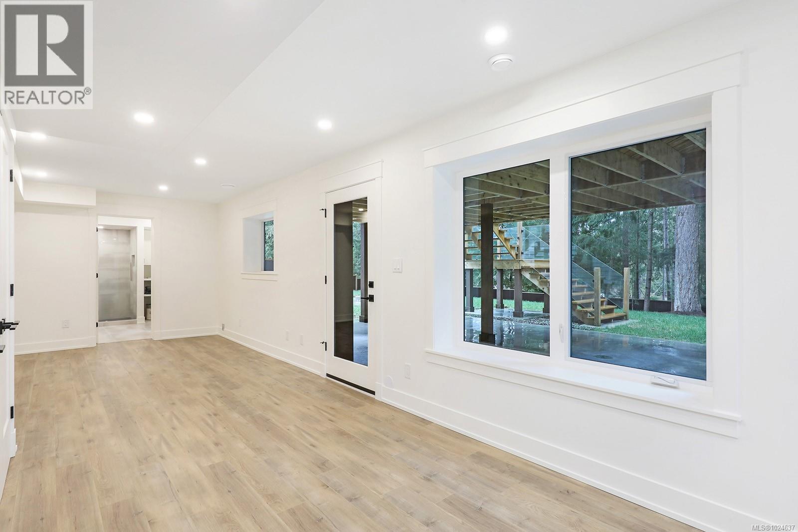 177 Sunningdale Rd E, Qualicum Beach