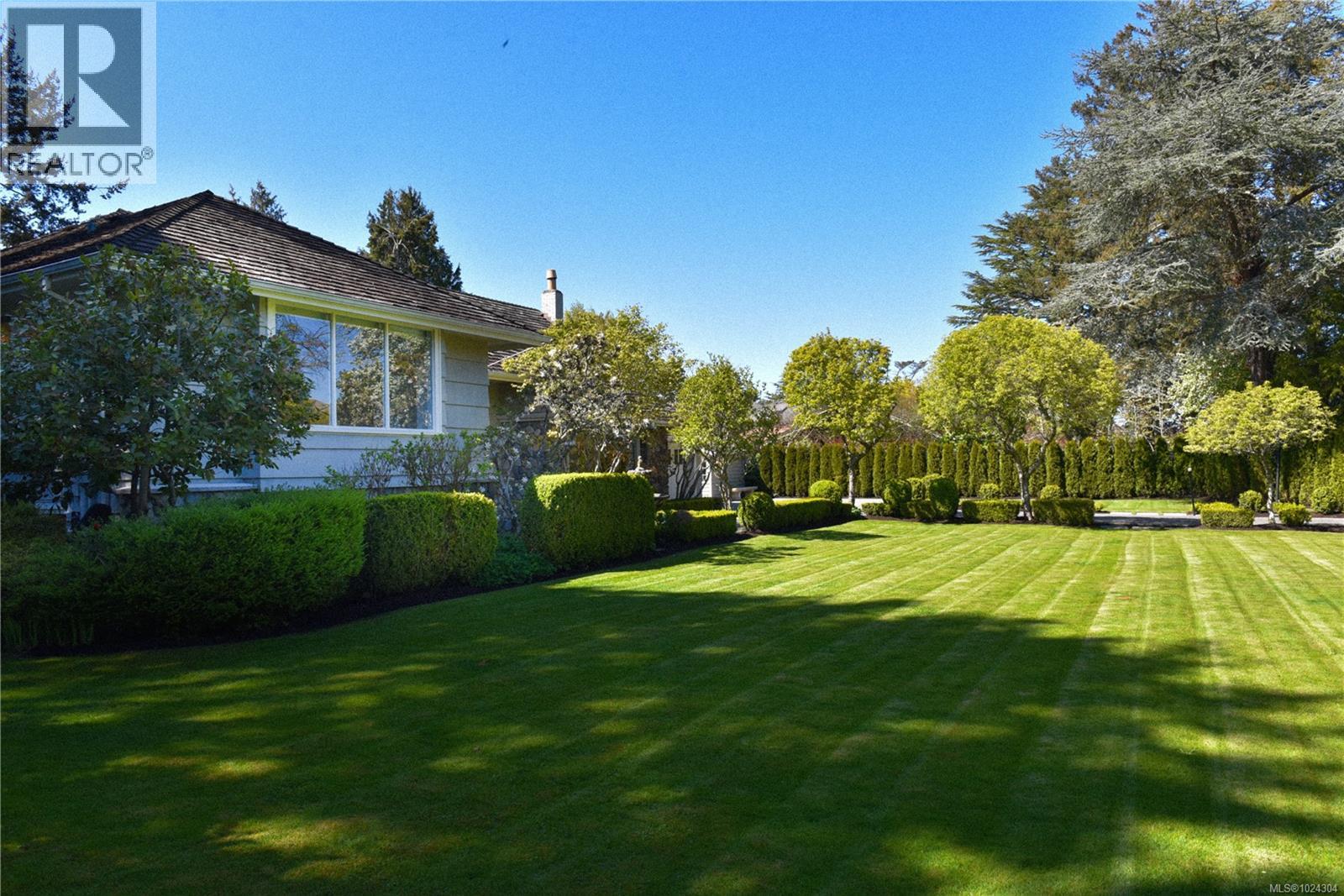  3270 Beach Drive, Oak Bay