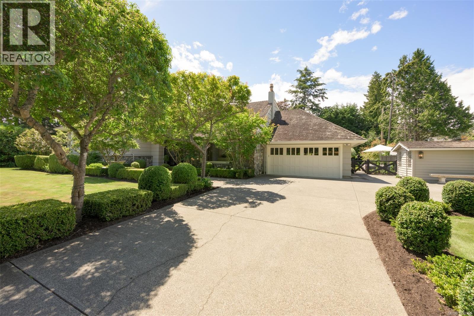  3270 Beach Drive, Oak Bay