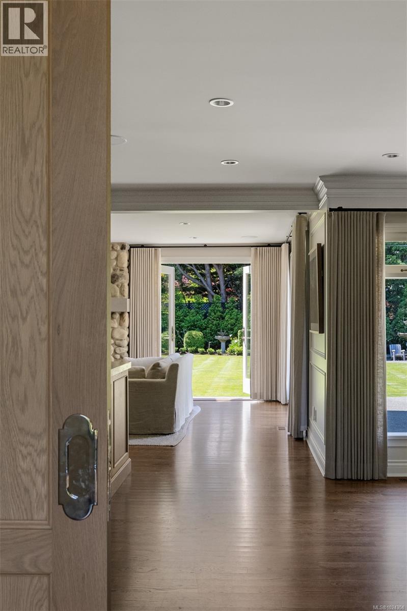  3270 Beach Drive, Oak Bay