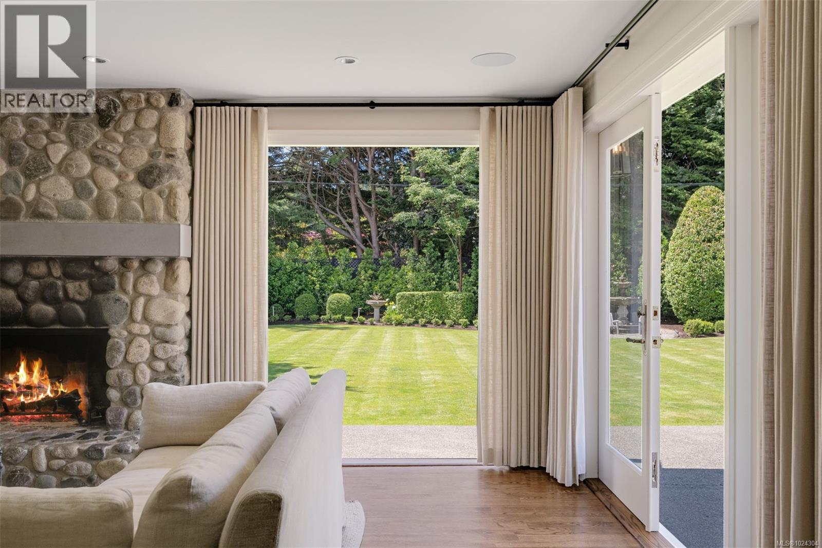  3270 Beach Drive, Oak Bay