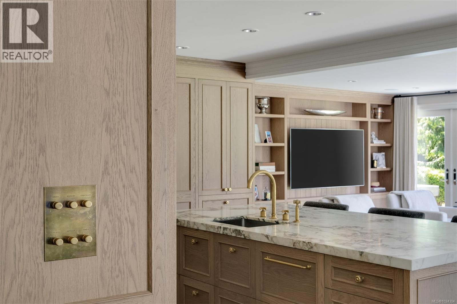  3270 Beach Drive, Oak Bay