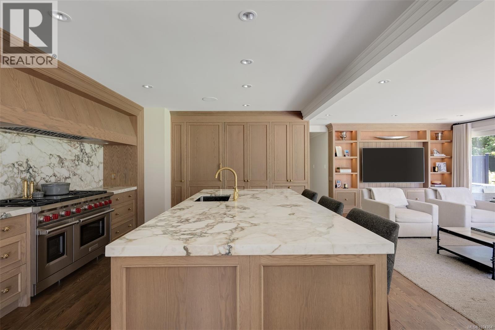  3270 Beach Drive, Oak Bay