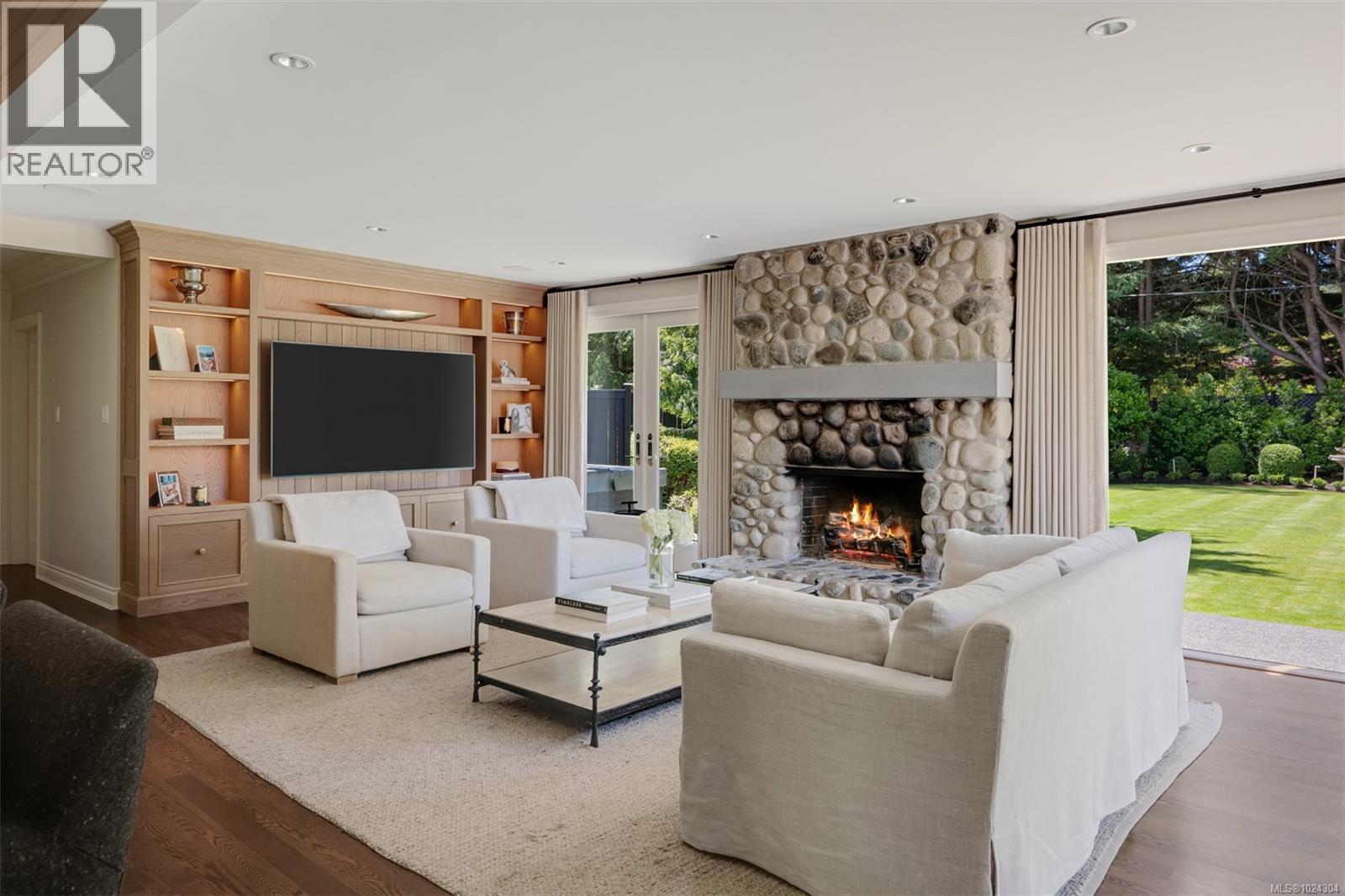  3270 Beach Drive, Oak Bay