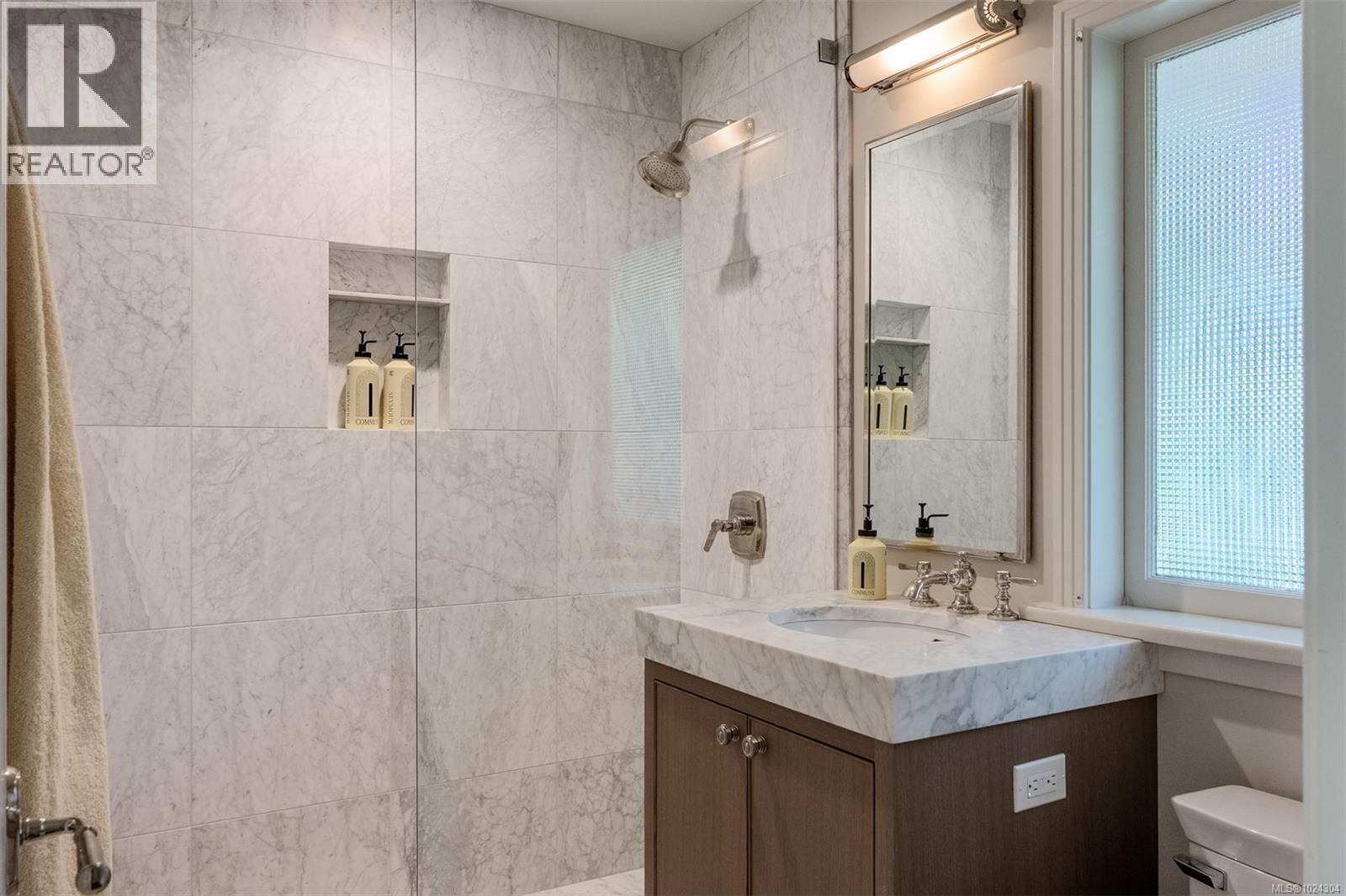  3270 Beach Drive, Oak Bay