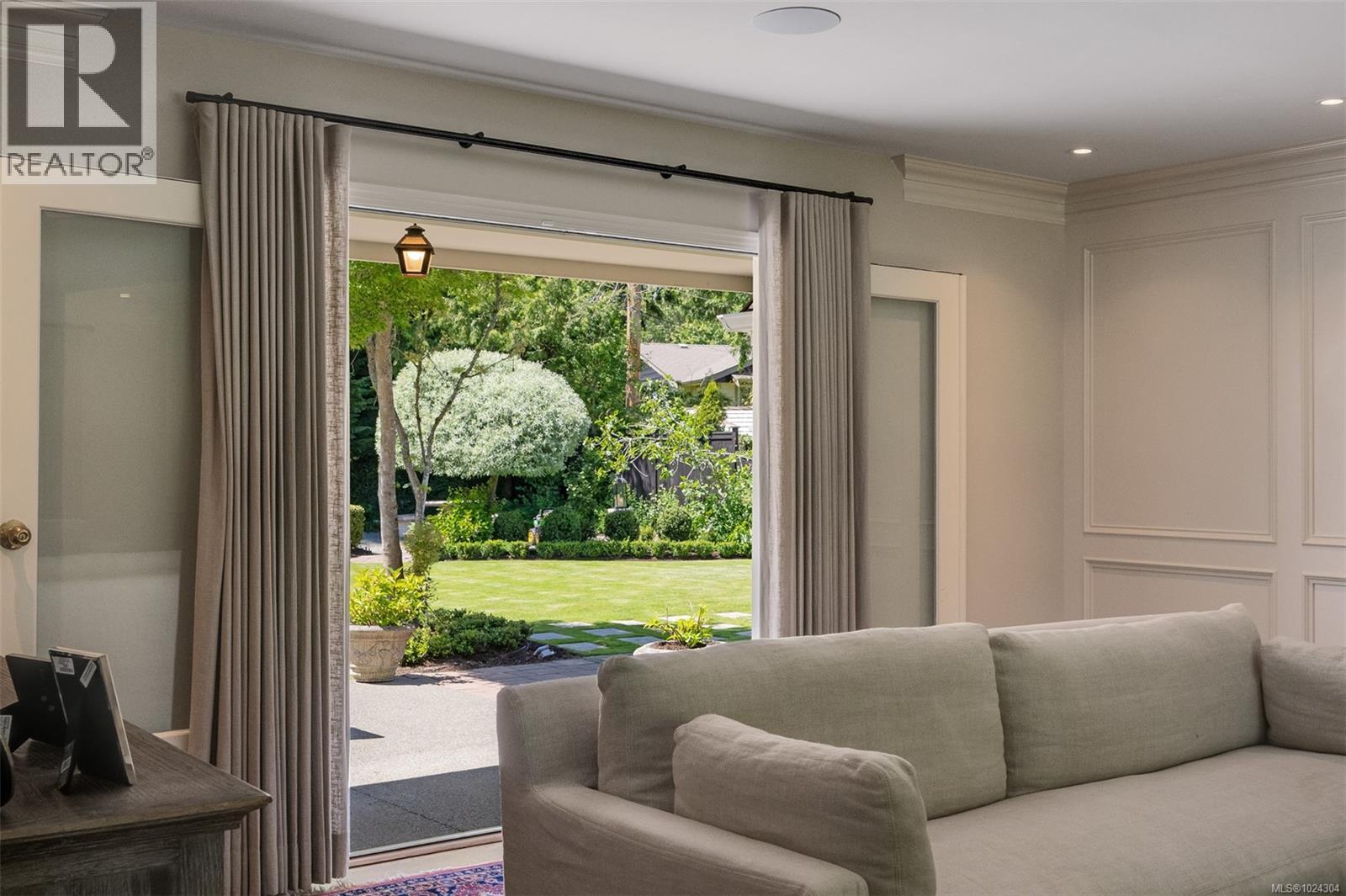  3270 Beach Drive, Oak Bay