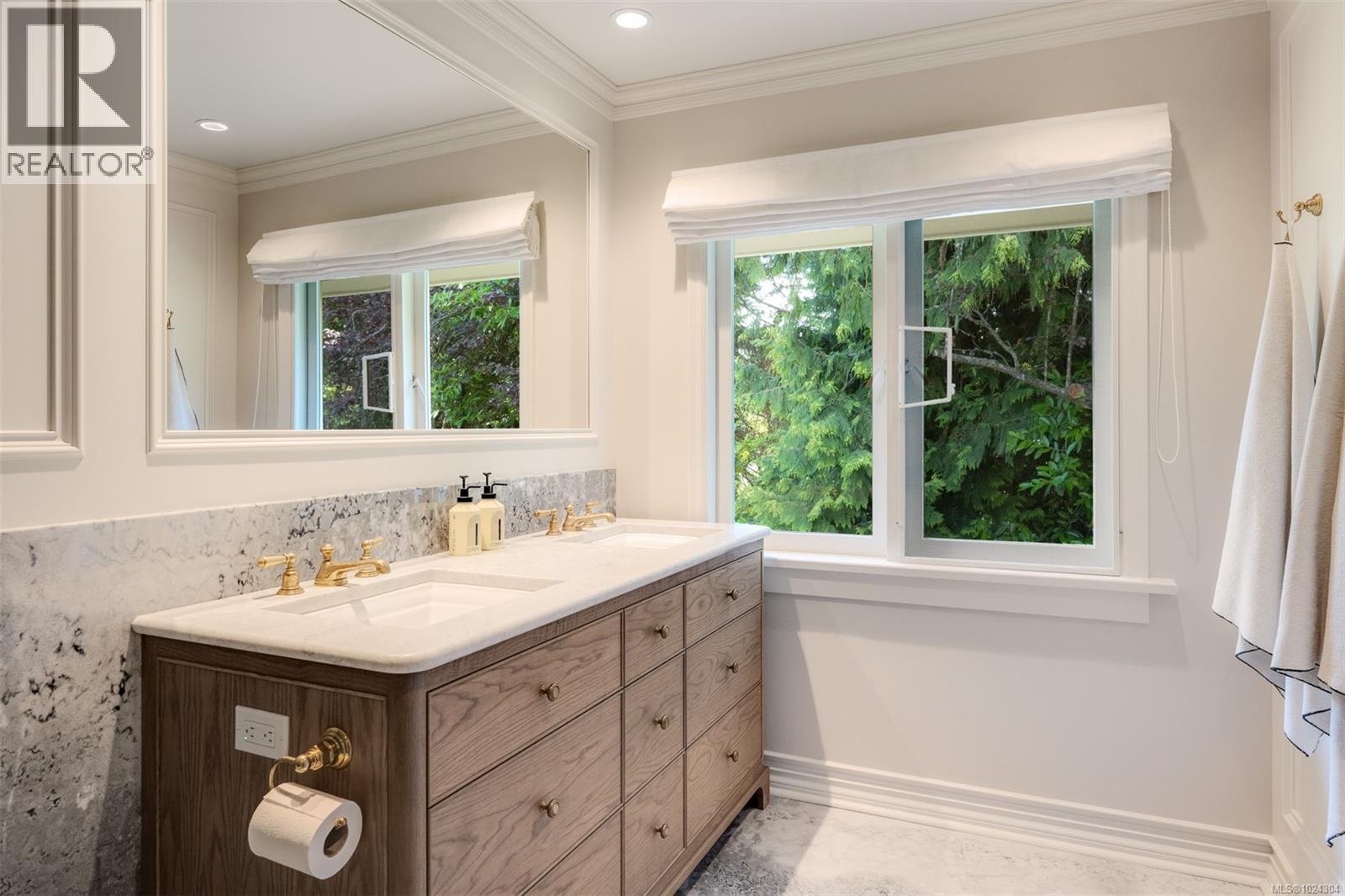  3270 Beach Drive, Oak Bay