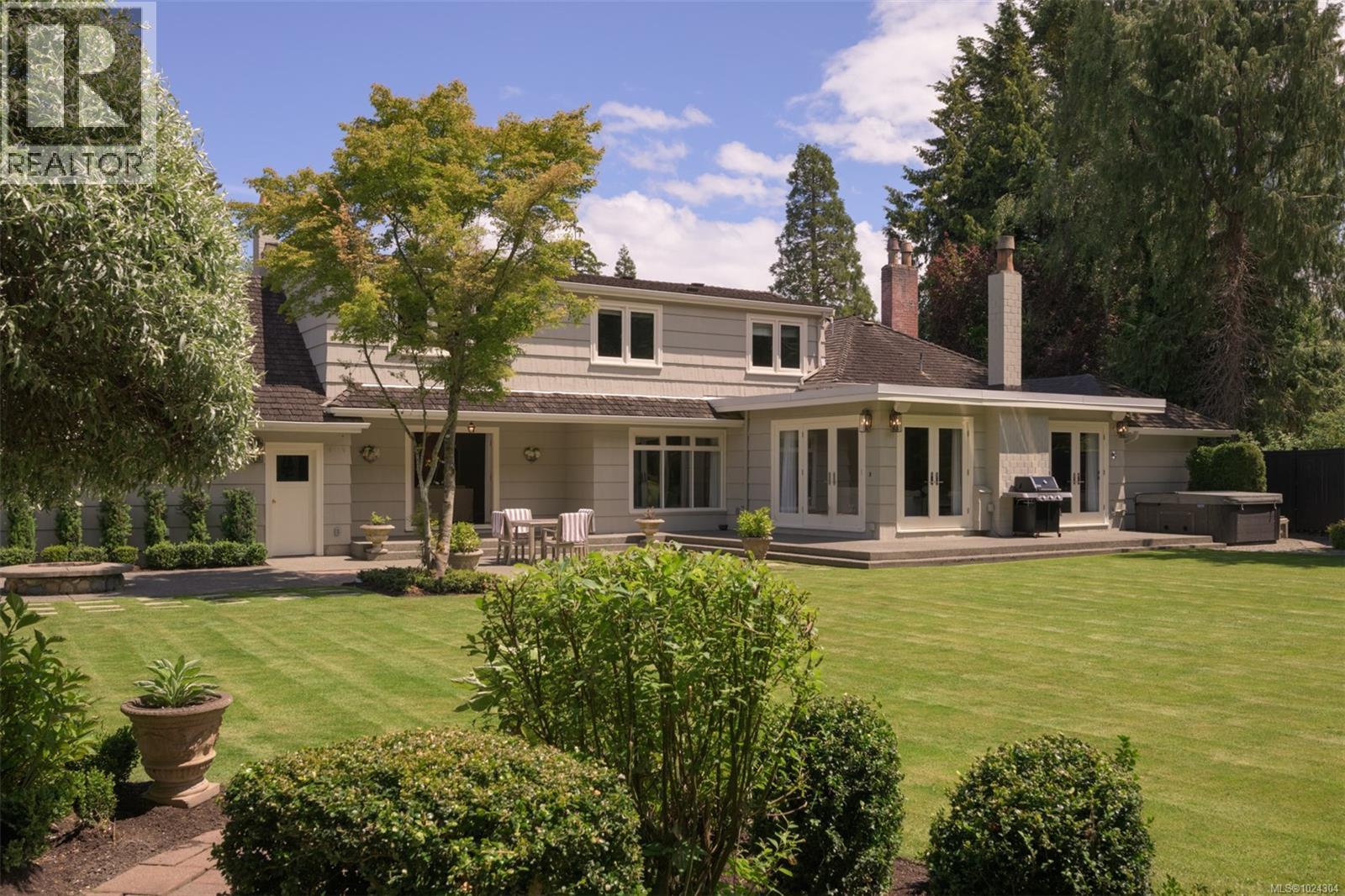  3270 Beach Drive, Oak Bay