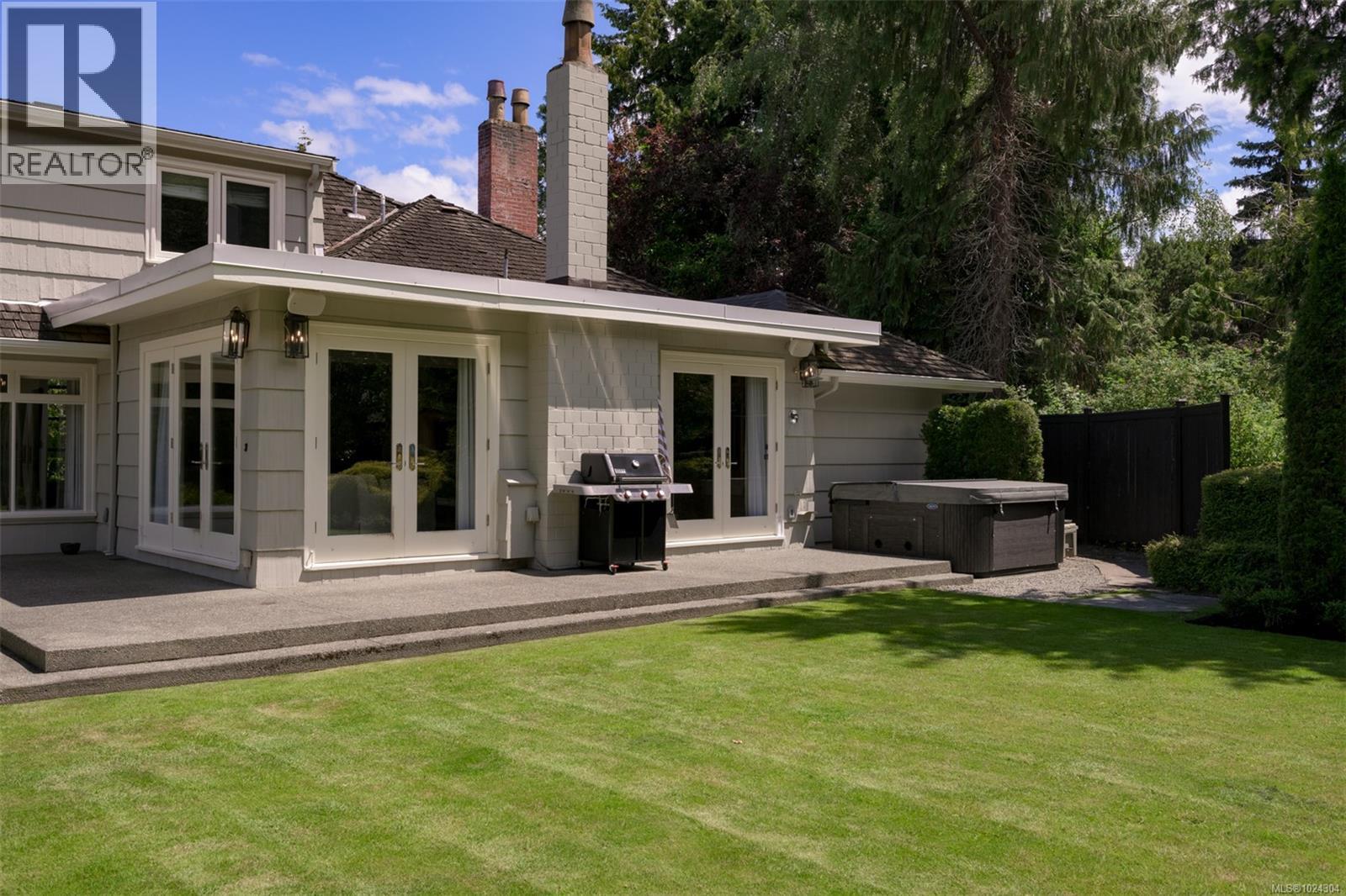  3270 Beach Drive, Oak Bay