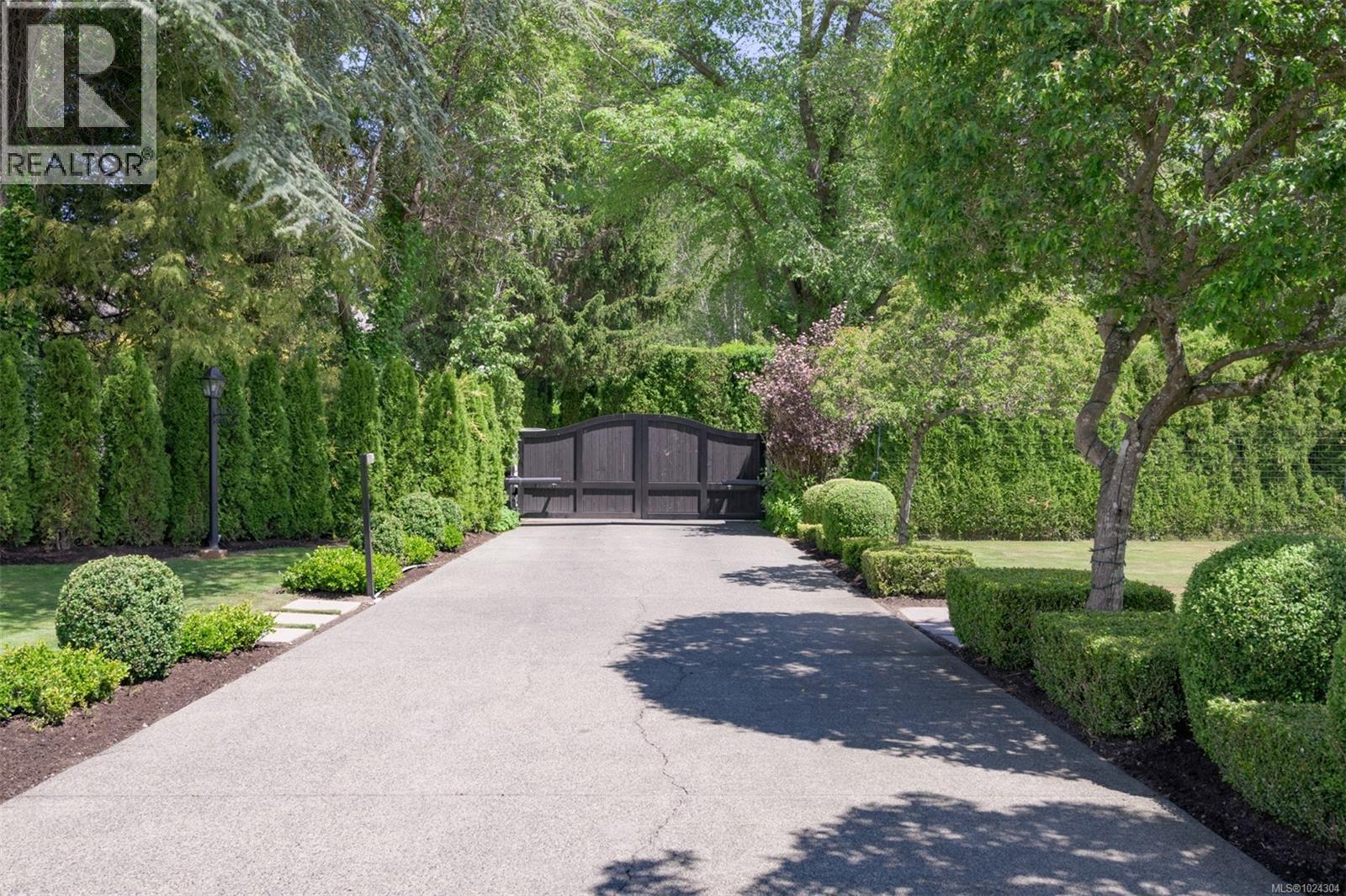  3270 Beach Drive, Oak Bay