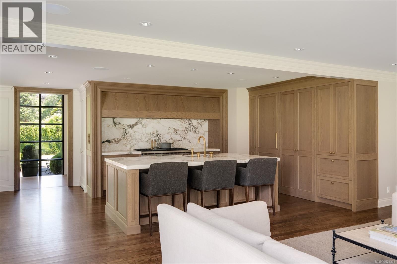  3270 Beach Drive, Oak Bay