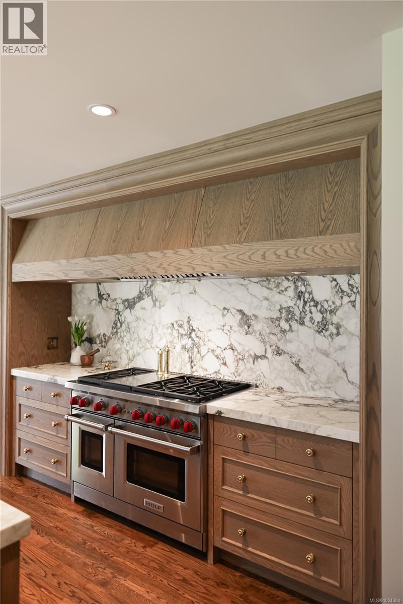  3270 Beach Drive, Oak Bay