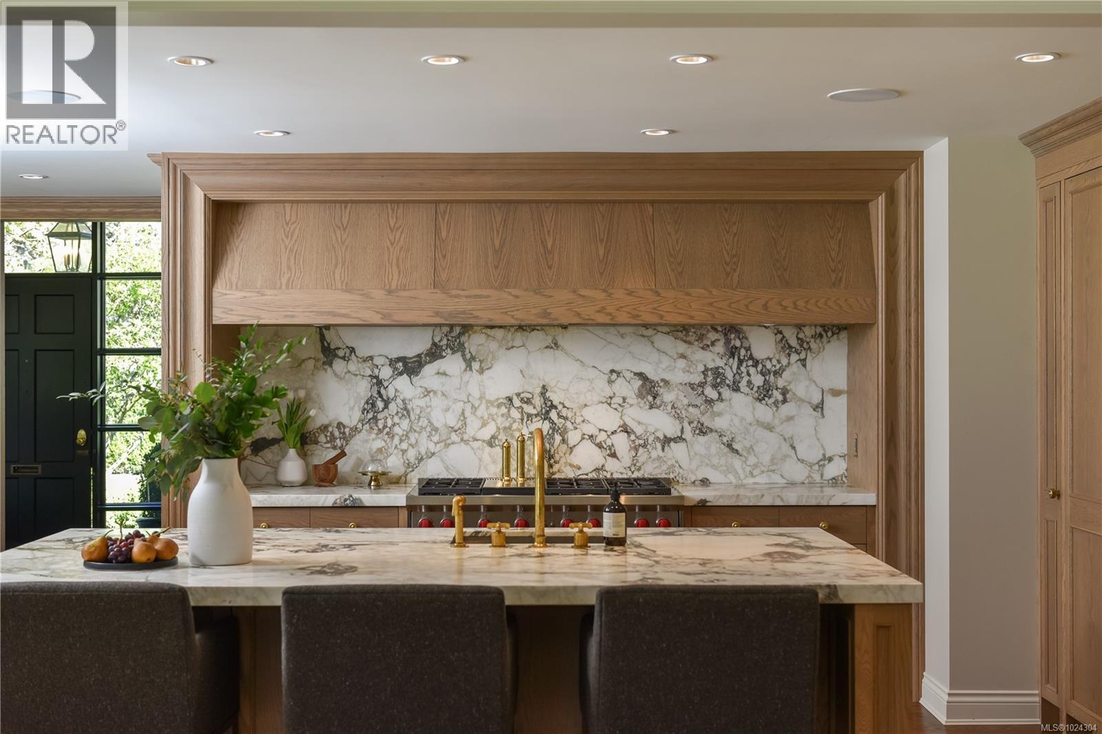  3270 Beach Drive, Oak Bay