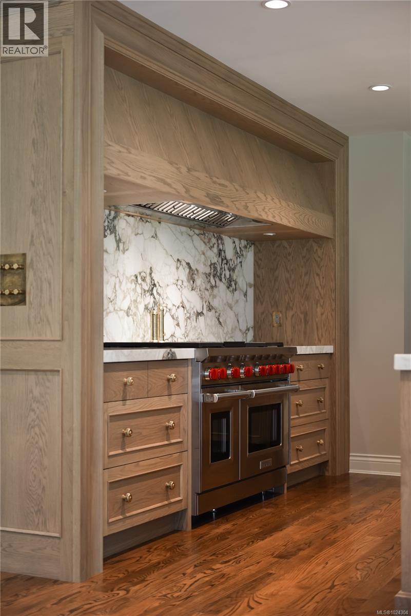  3270 Beach Drive, Oak Bay