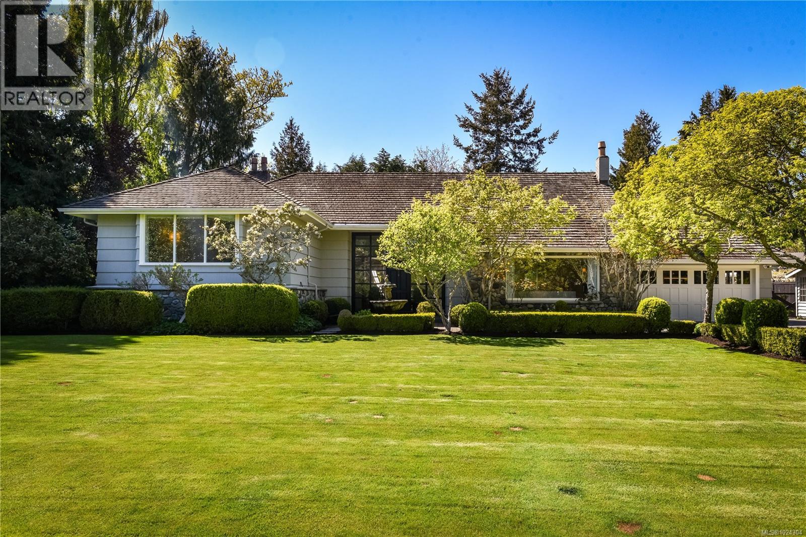  3270 Beach Drive, Oak Bay