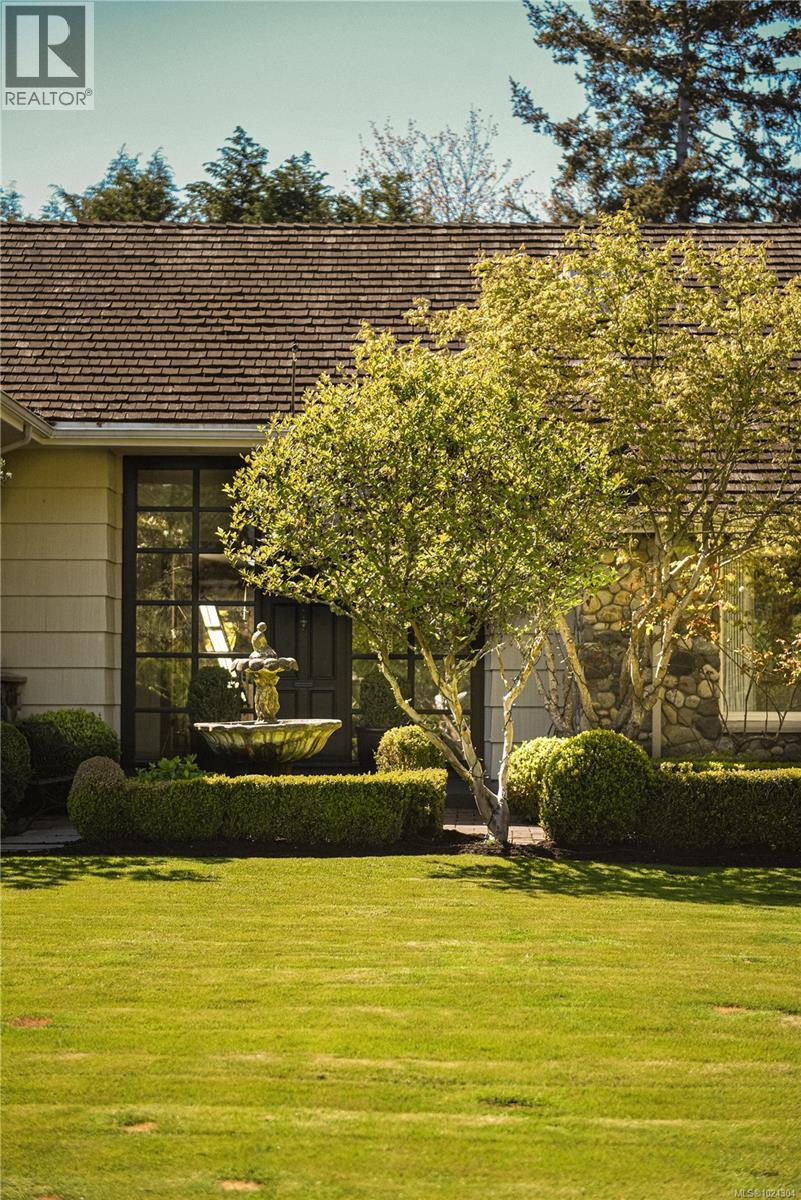  3270 Beach Drive, Oak Bay