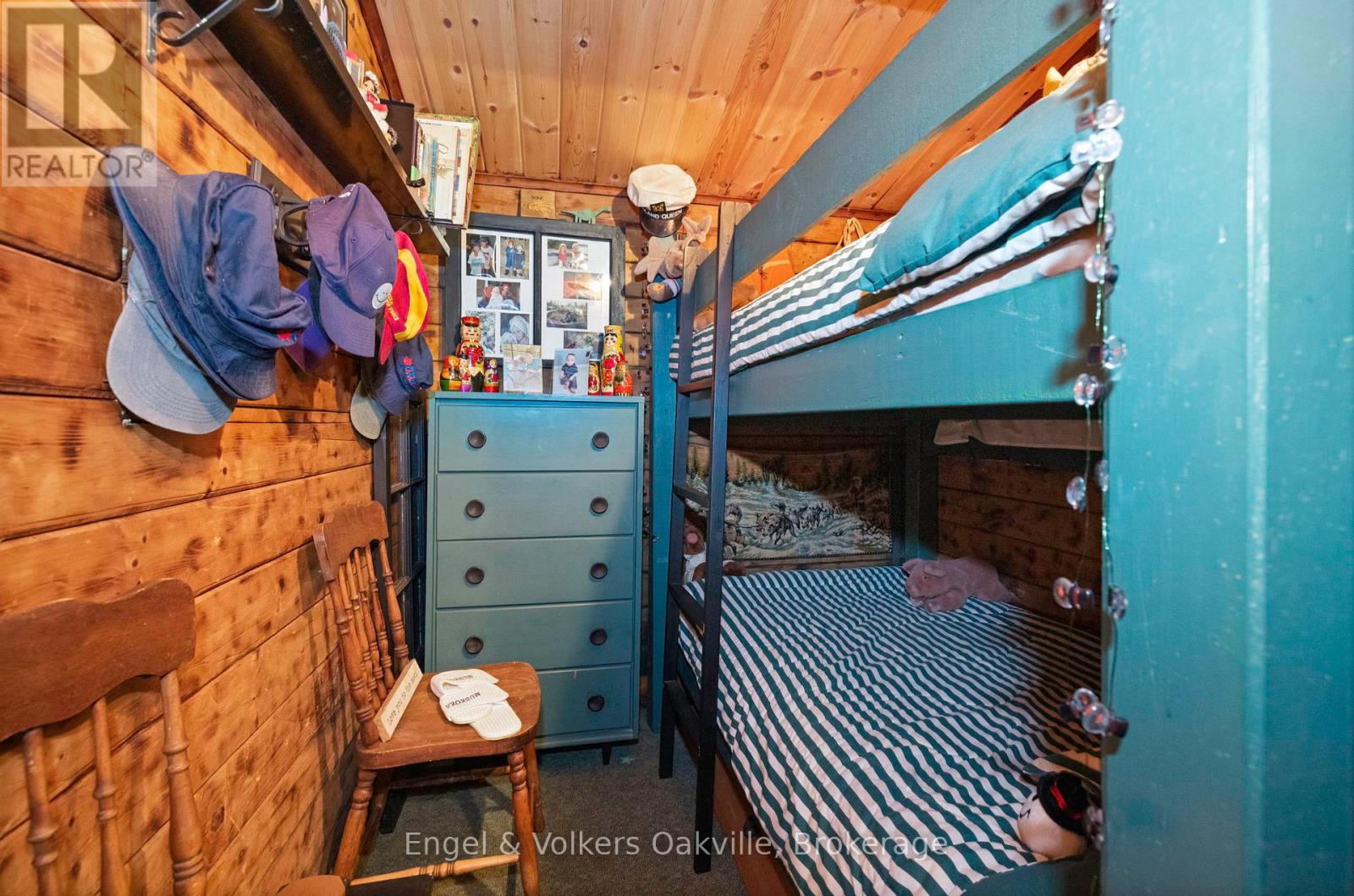 Fifth bedroom w/built -in bunk beds