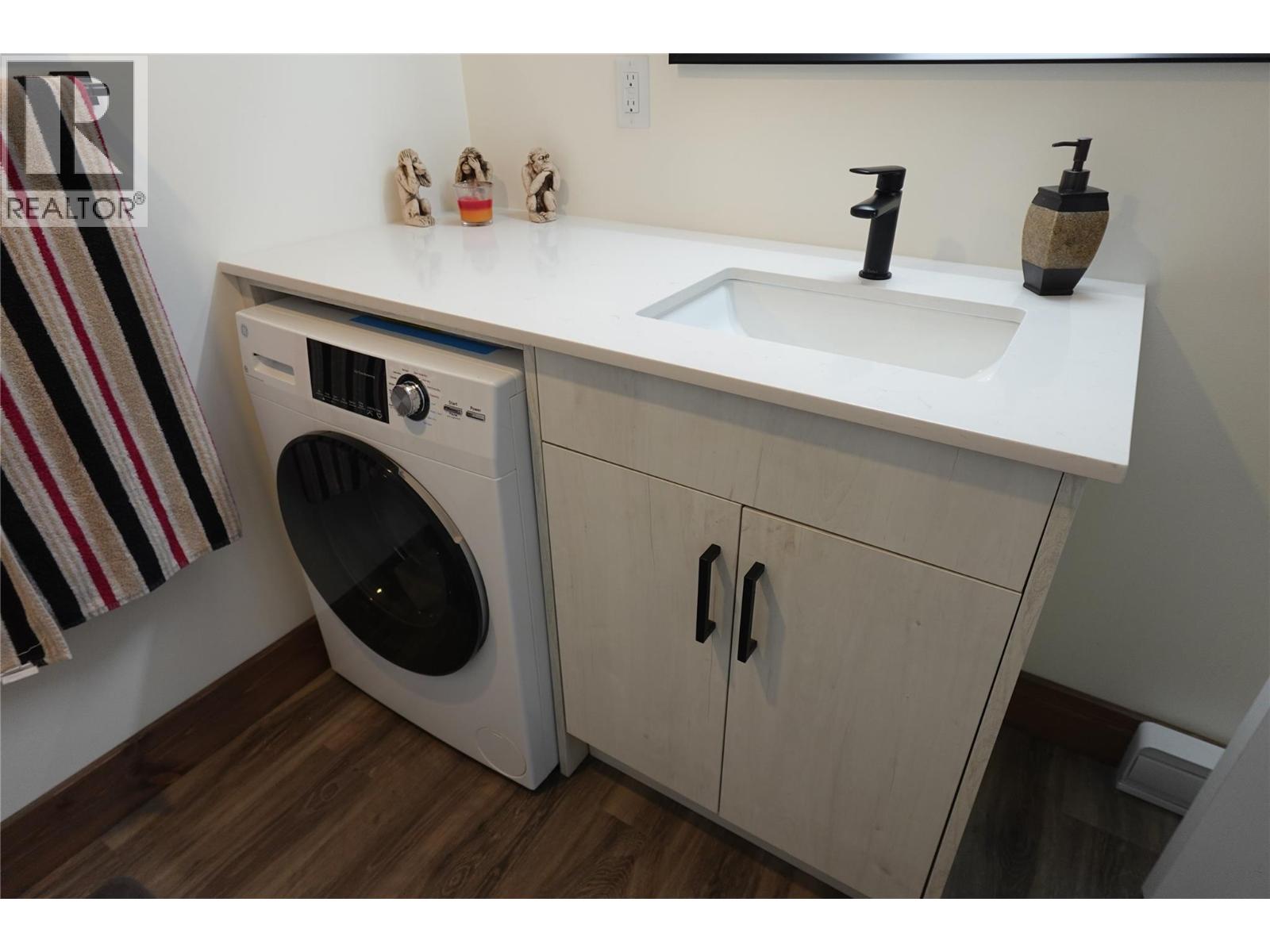 1429 Salisbury Lane N, Argenta