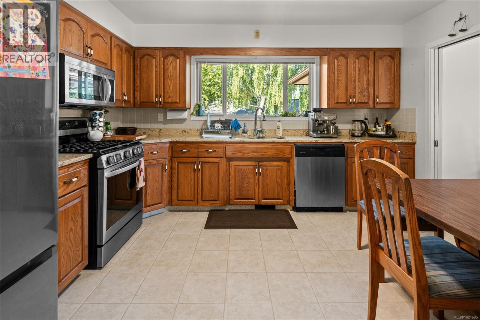  3940 Oakdale Place, Saanich