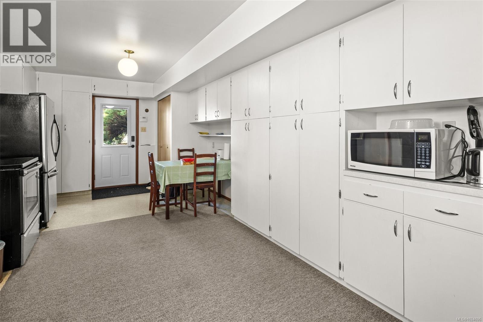  3940 Oakdale Place, Saanich