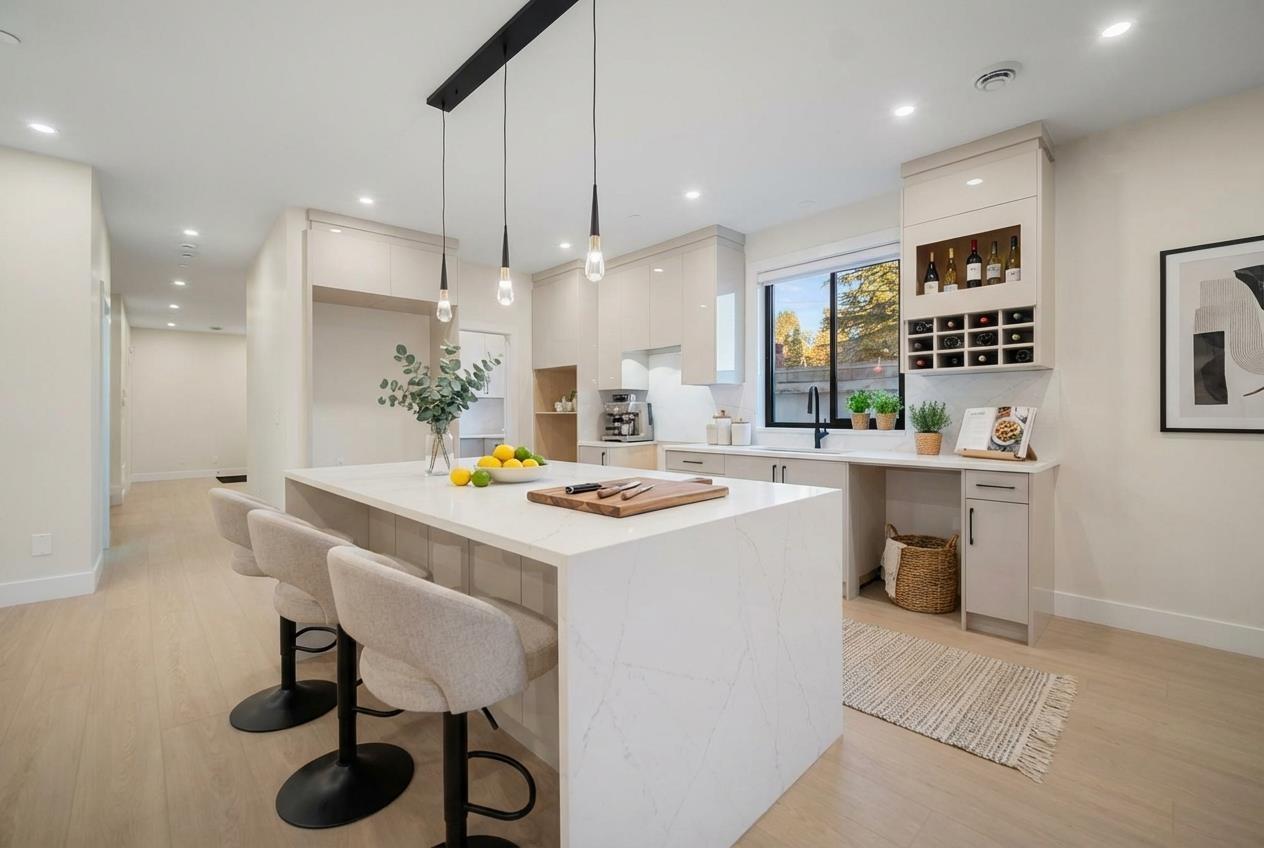 14204 NORTH BLUFF ROAD, White Rock