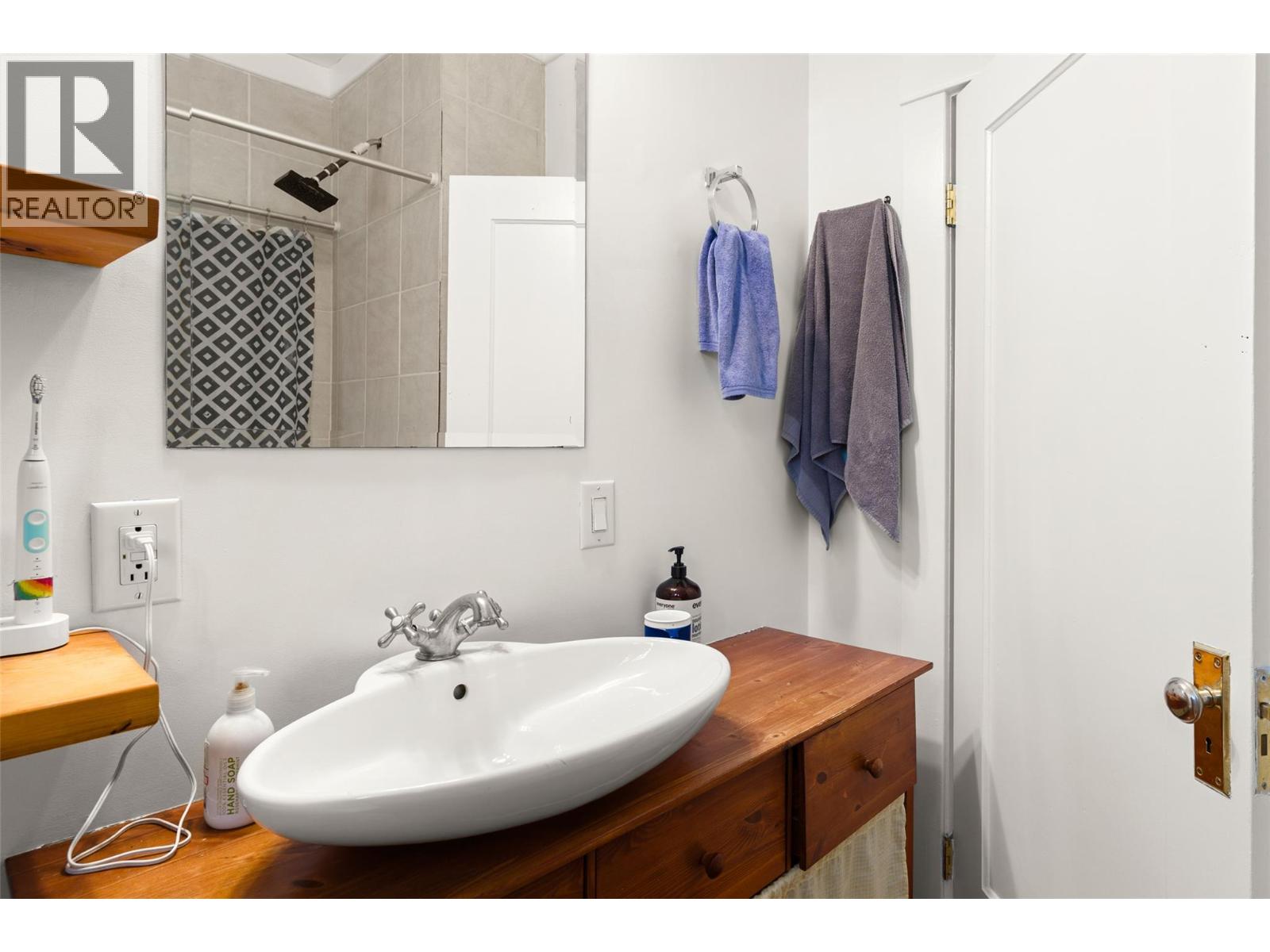 517 Second Street W, Revelstoke