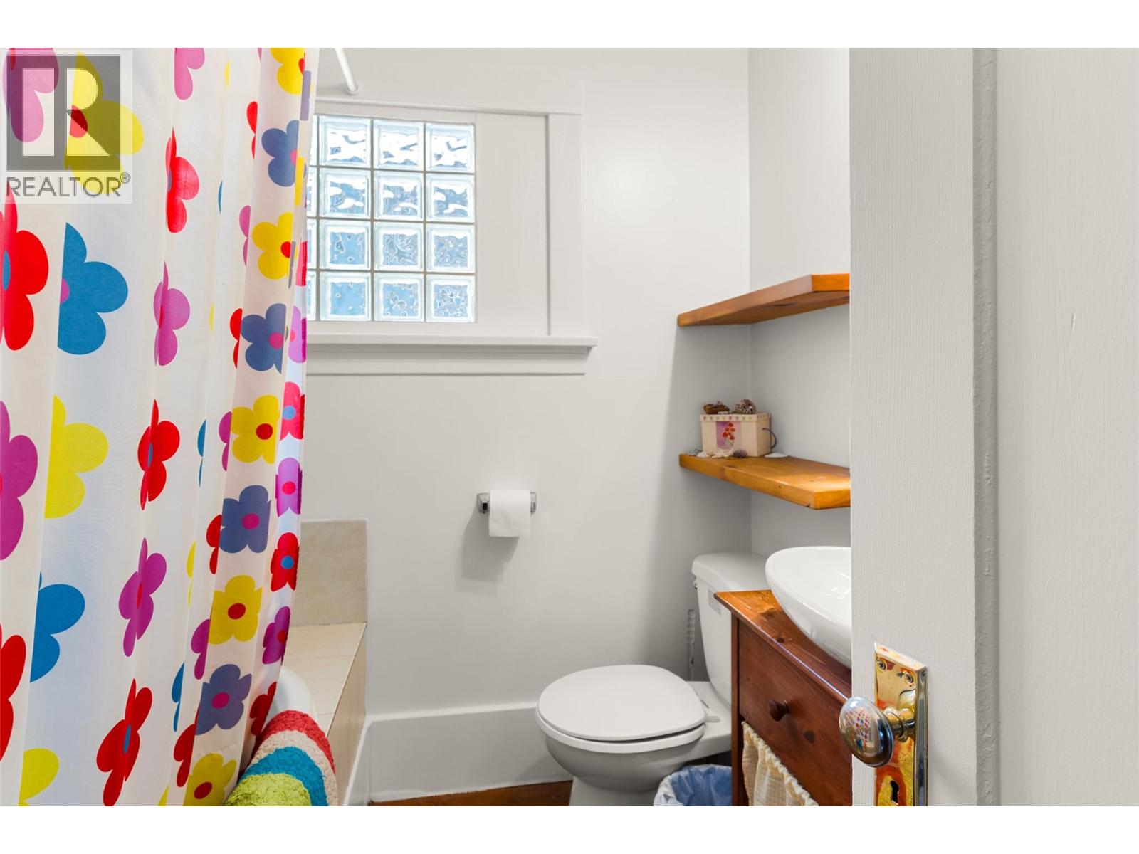 517 Second Street W, Revelstoke