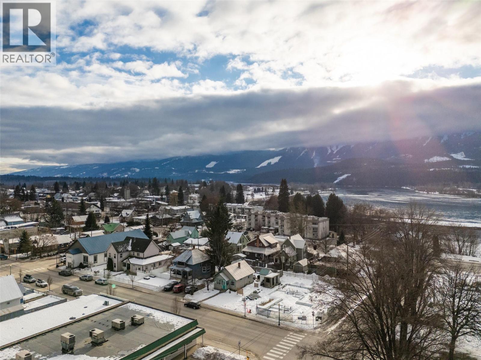 517 Second Street W, Revelstoke