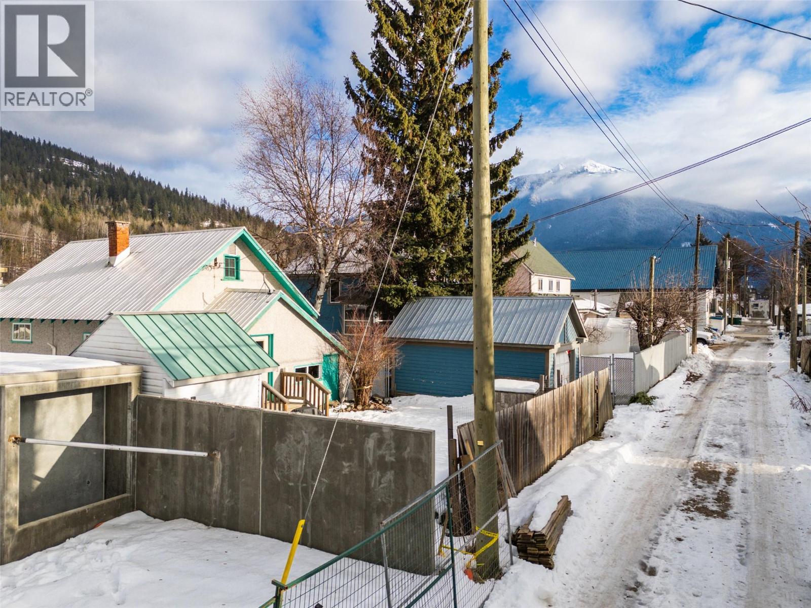 517 Second Street W, Revelstoke