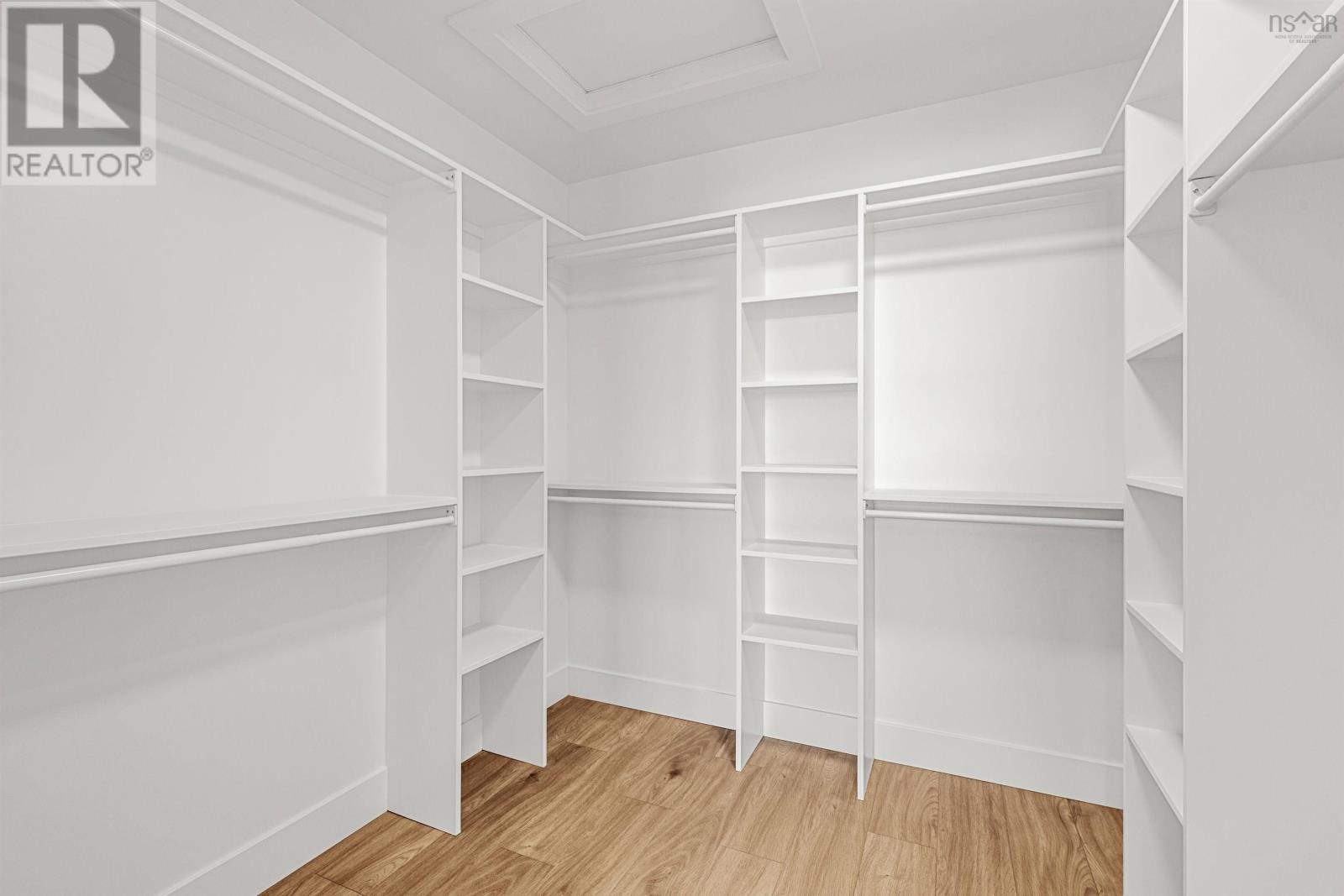 Property 27 of 46 of 71 Grenoble Court