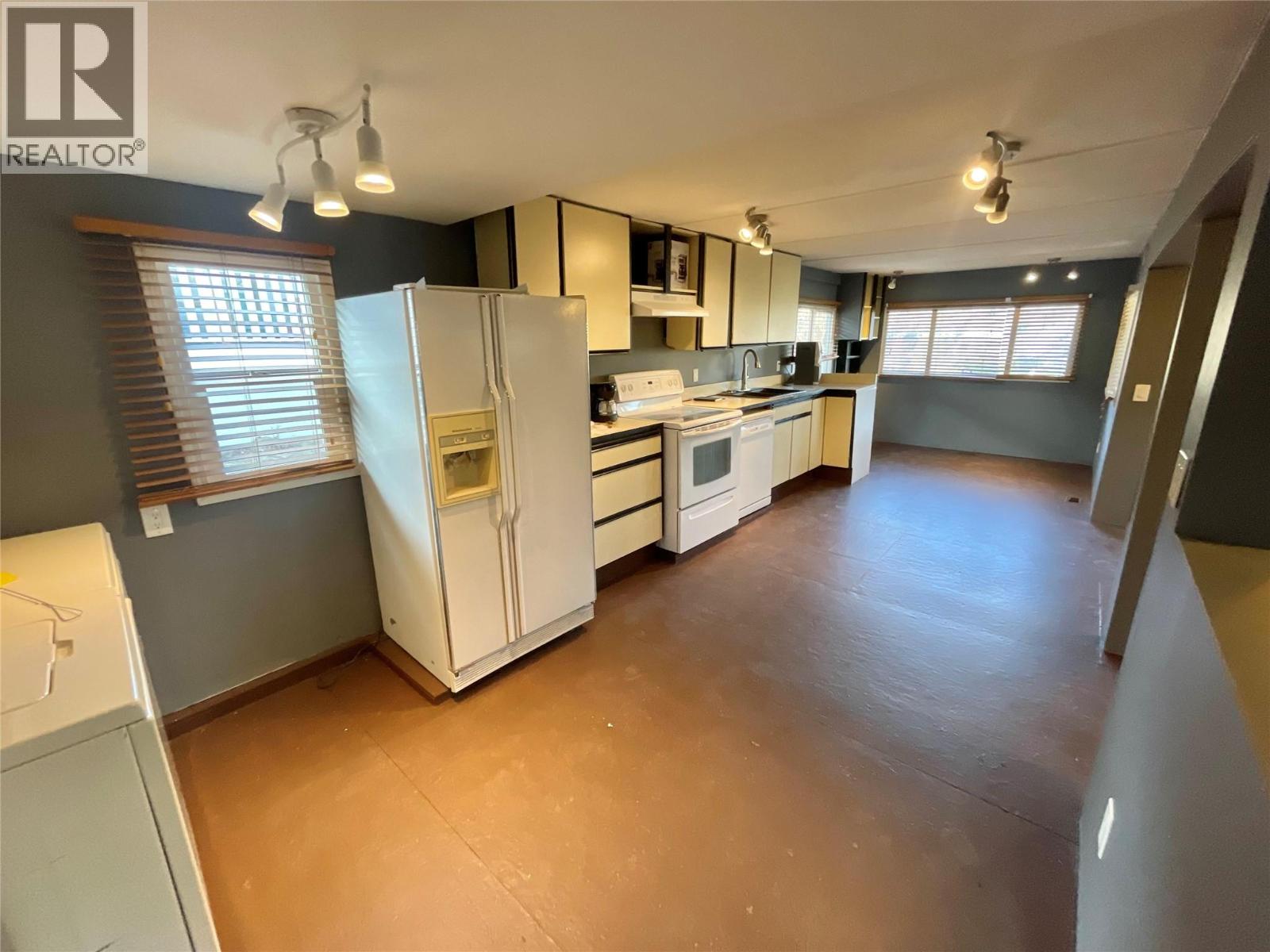 #32 4395 TRANS CANADA  E HIGHWAY - 11