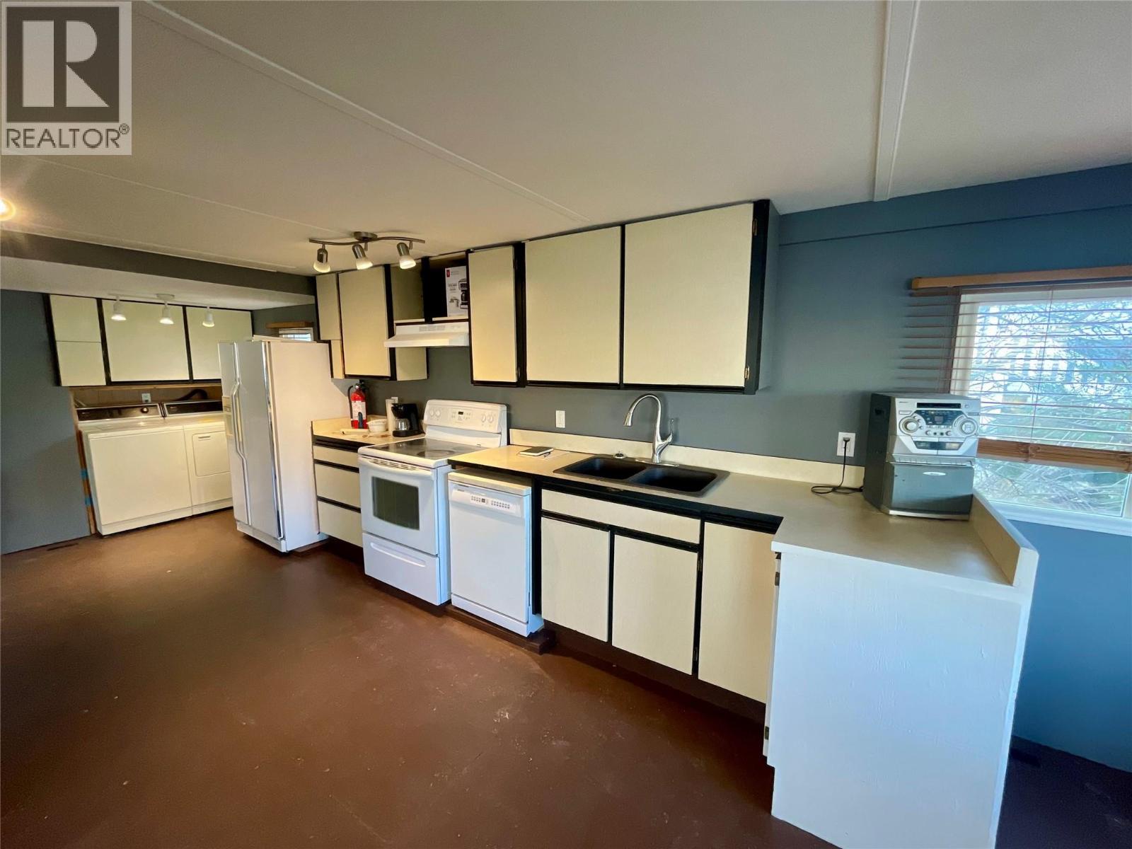 #32 4395 TRANS CANADA  E HIGHWAY - 12