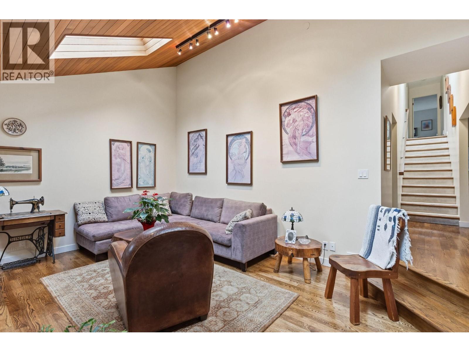 5639 WHITE PINE LANE, North Vancouver