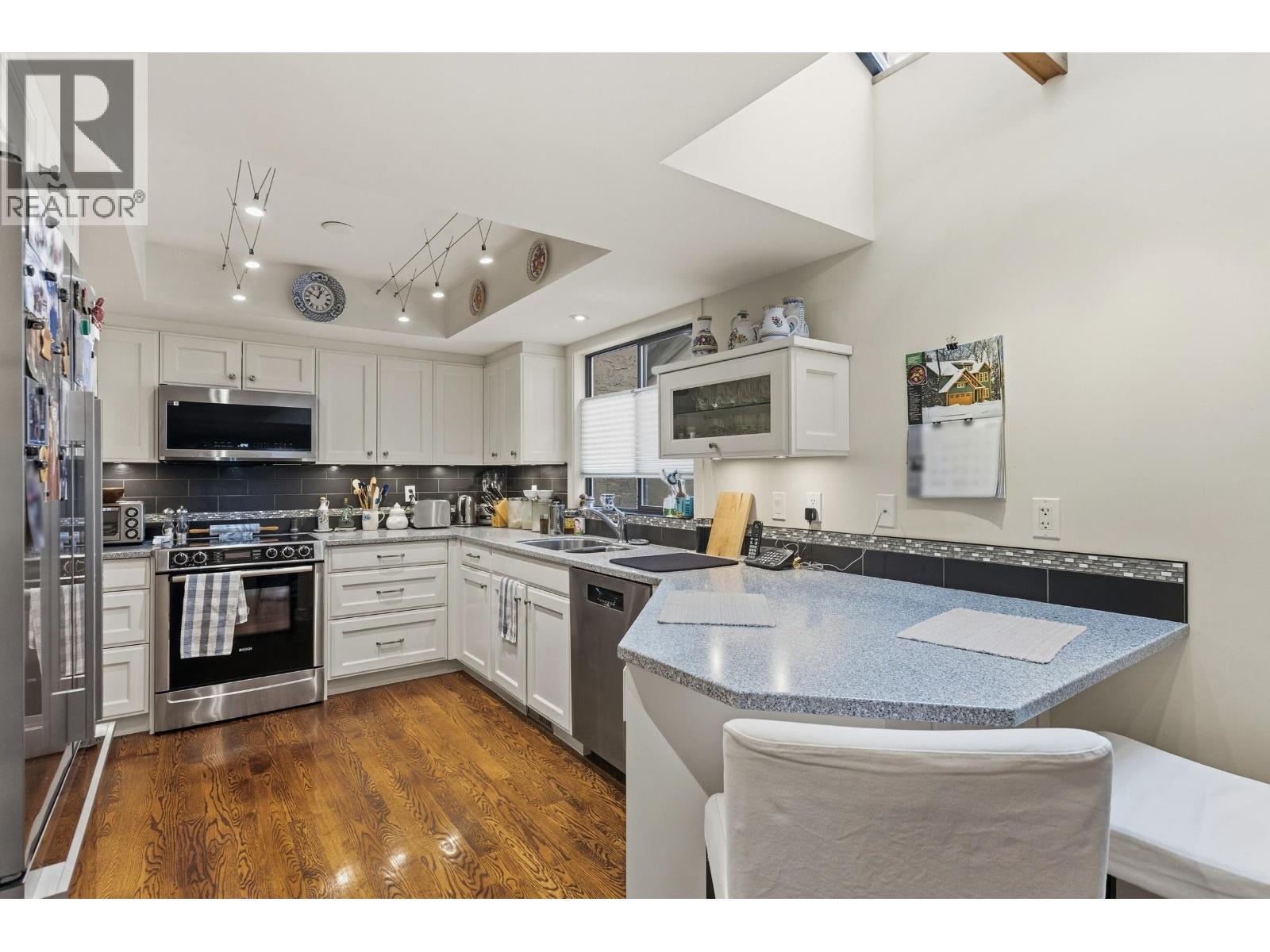 5639 WHITE PINE LANE, North Vancouver
