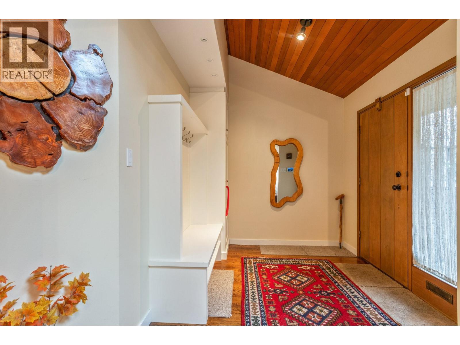 5639 WHITE PINE LANE, North Vancouver