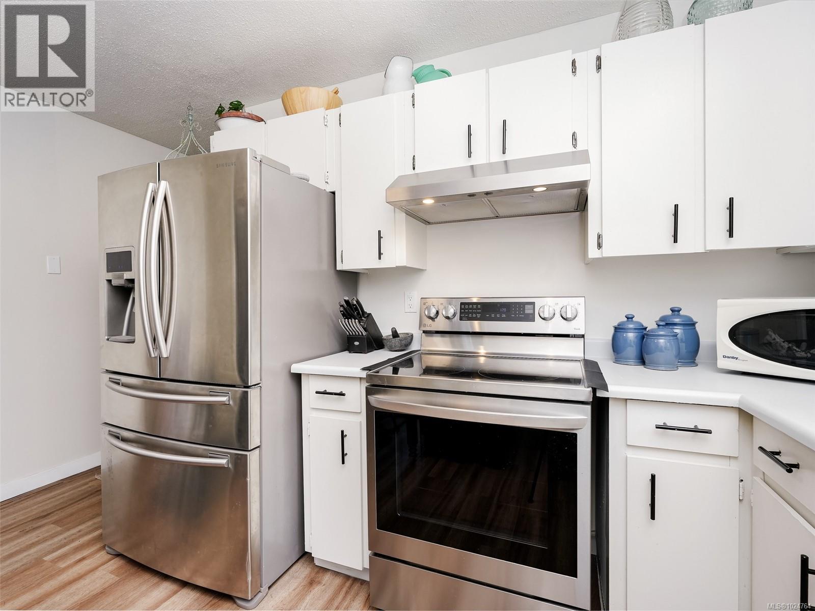  867 McKenzie Avenue, Saanich