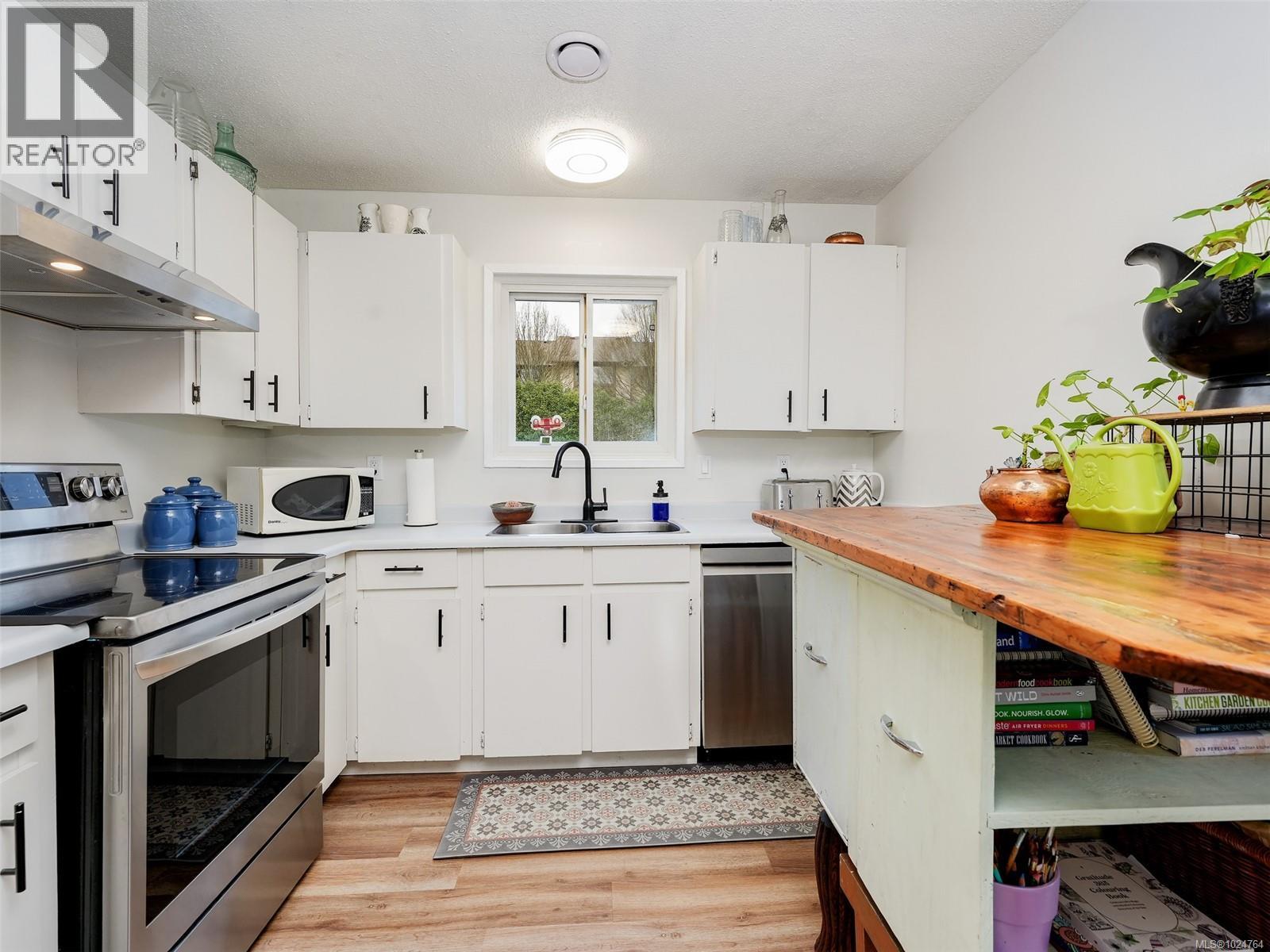  867 McKenzie Avenue, Saanich