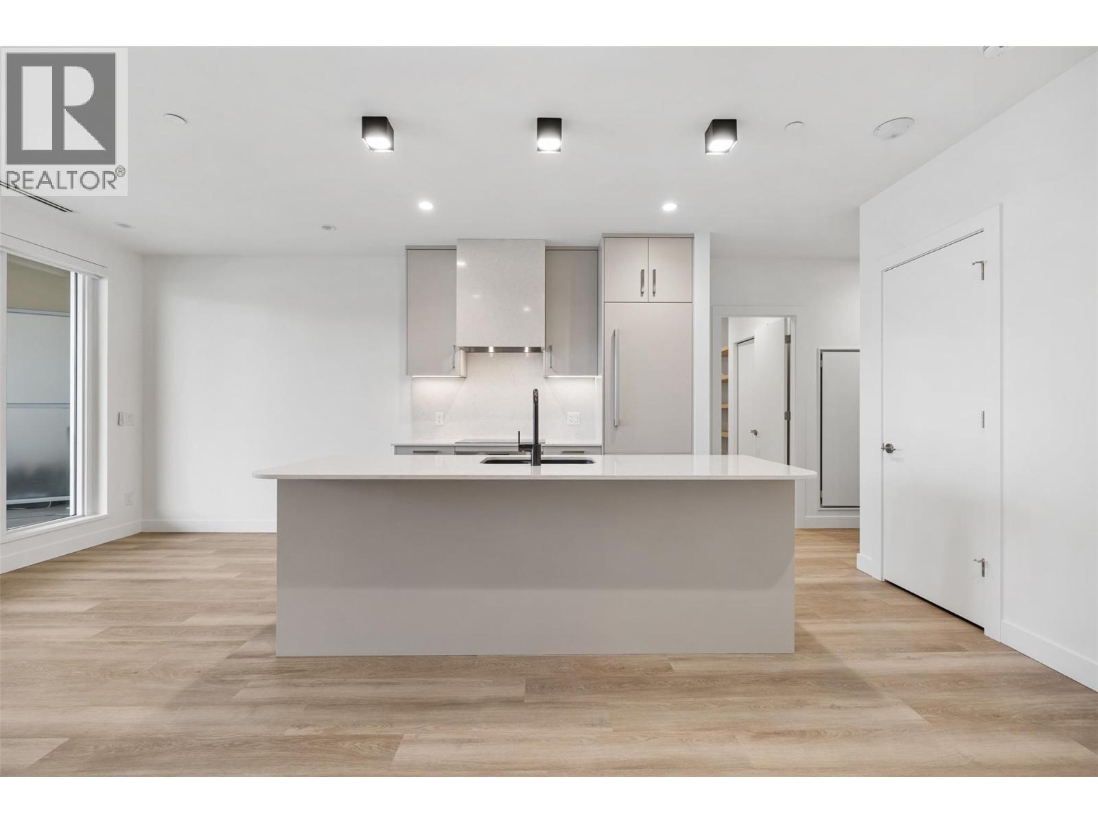 802 3340 Lakeshore Road, Kelowna