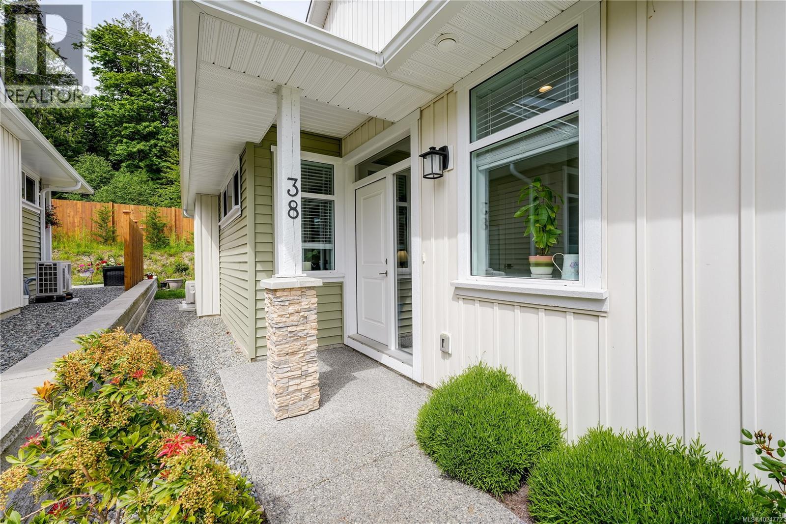 38 300 Grosskleg Way, Lake Cowichan