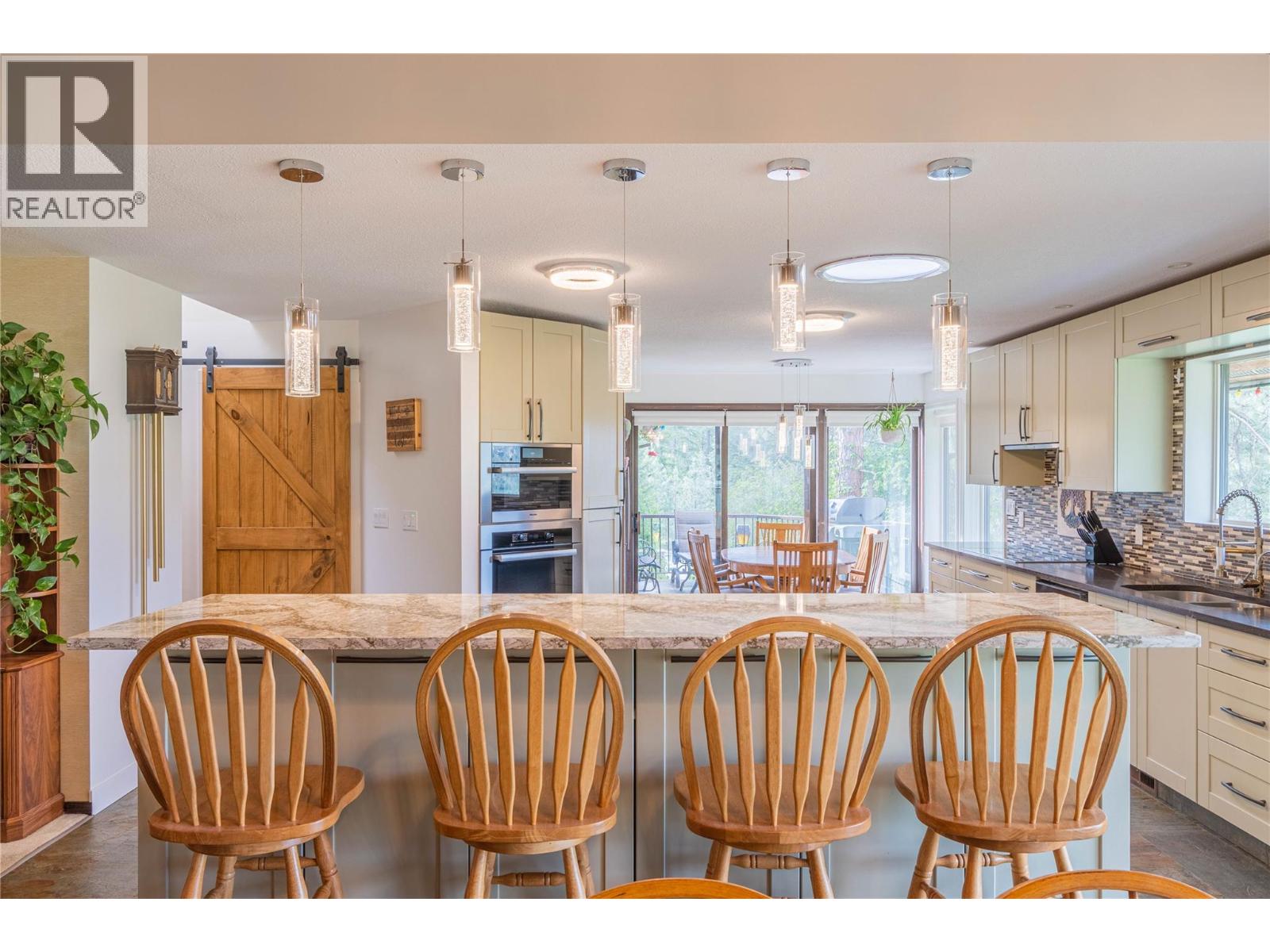 8548 YELLOWHEAD Highway, Kamloops