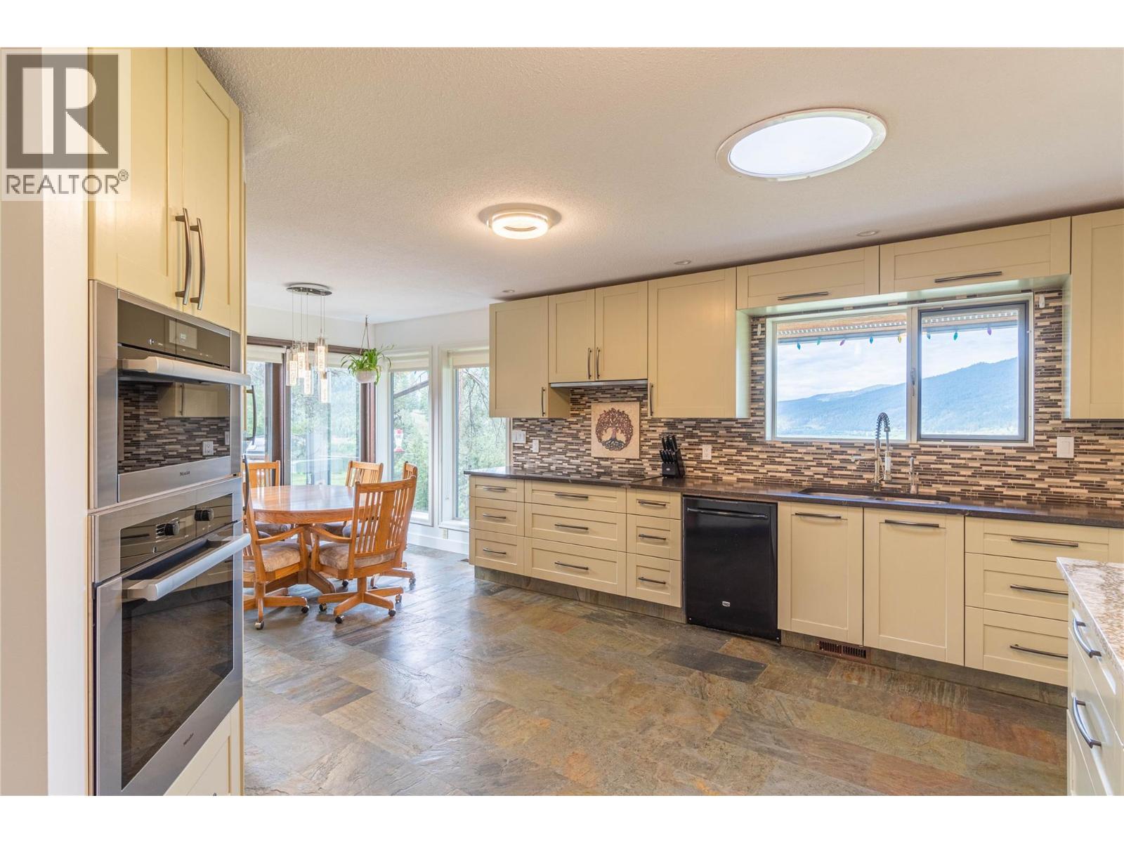 8548 YELLOWHEAD Highway, Kamloops