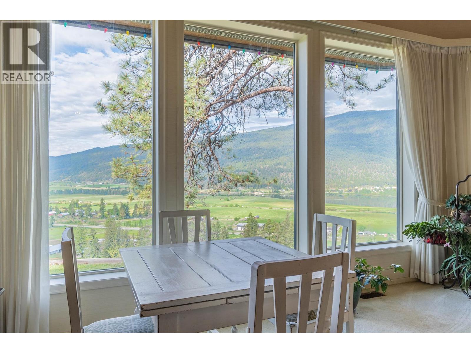 8548 YELLOWHEAD Highway, Kamloops