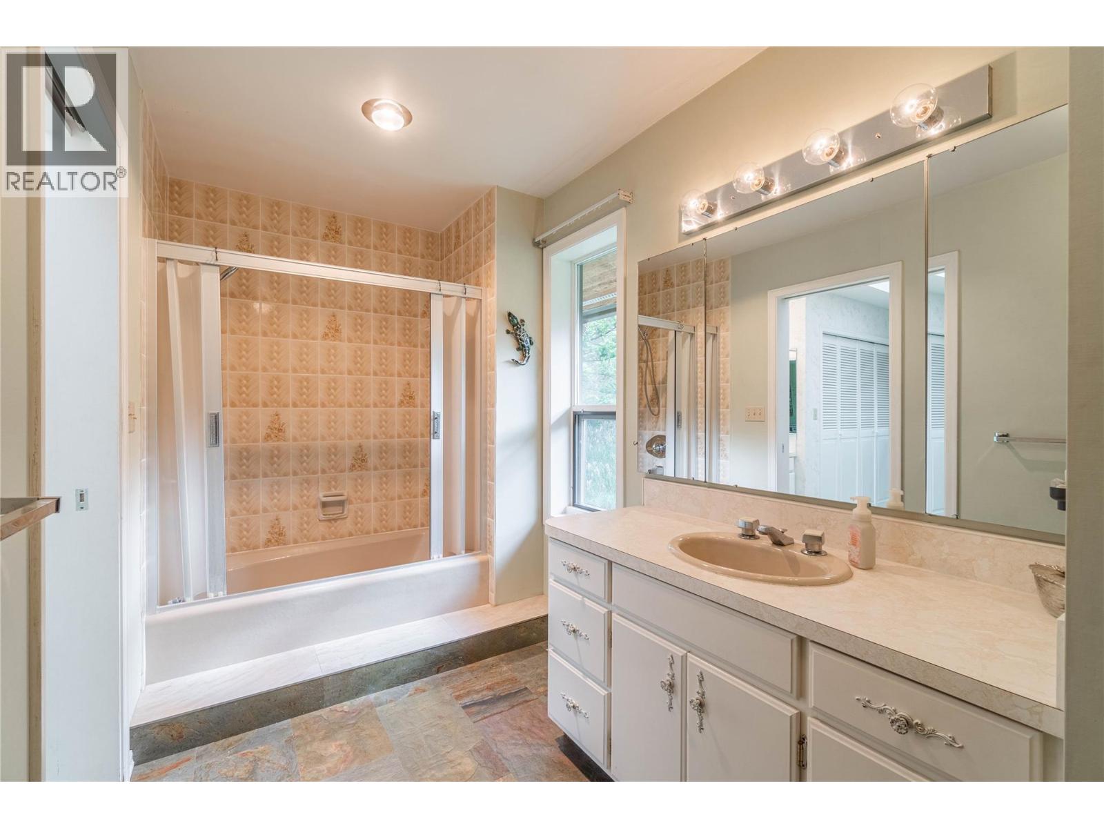 8548 YELLOWHEAD Highway, Kamloops