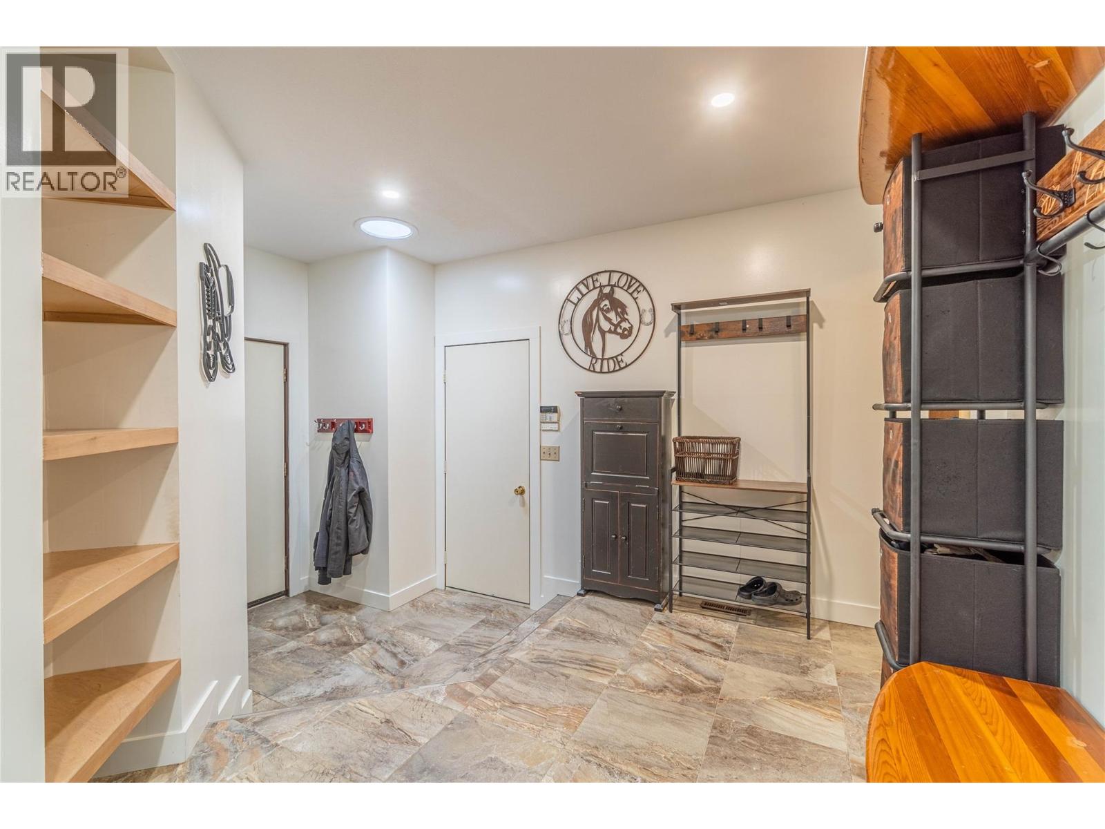 8548 YELLOWHEAD Highway, Kamloops