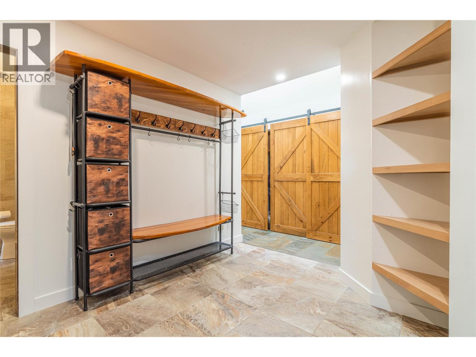 8548 YELLOWHEAD Highway, Kamloops